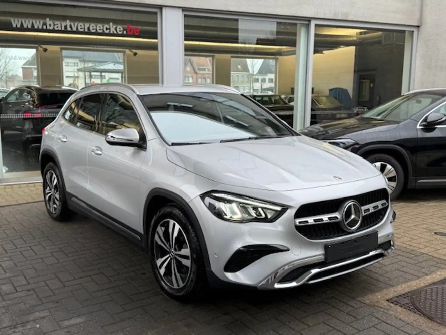 Mercedes-Benz GLA 180 Privacy-Trekhaak-Camera-Led-CarPlay-Widescreen Argent - 2
