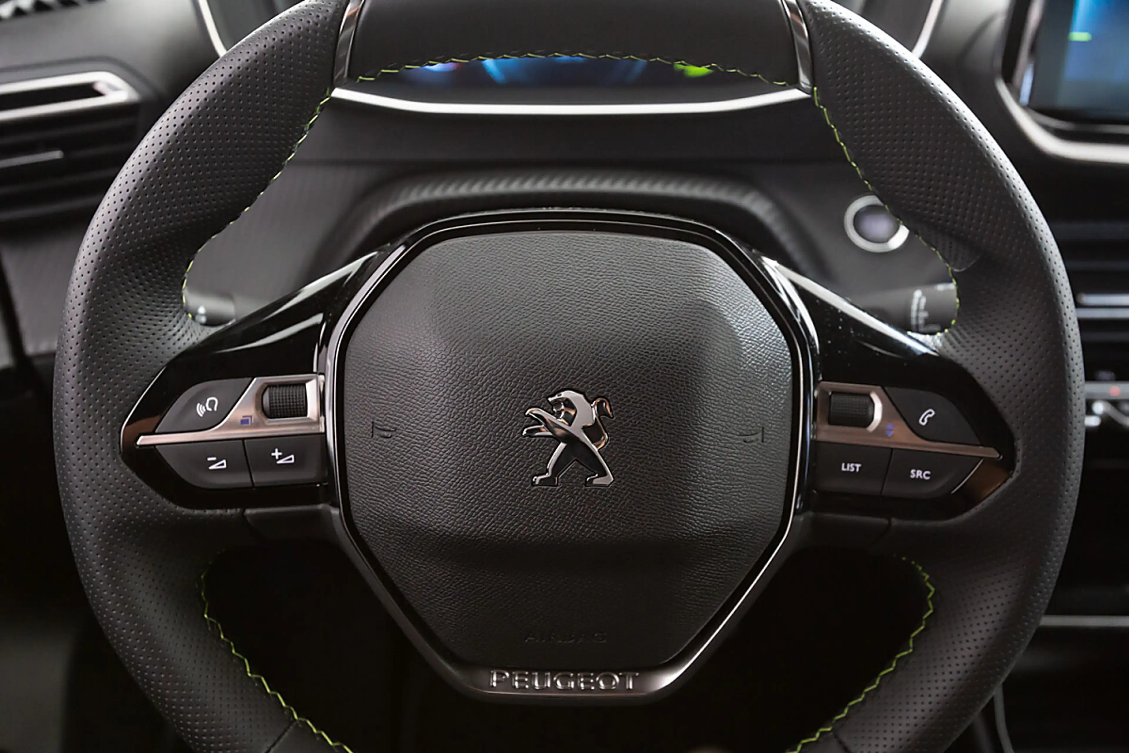 Peugeot e-2008 50kWh GT — photo 6