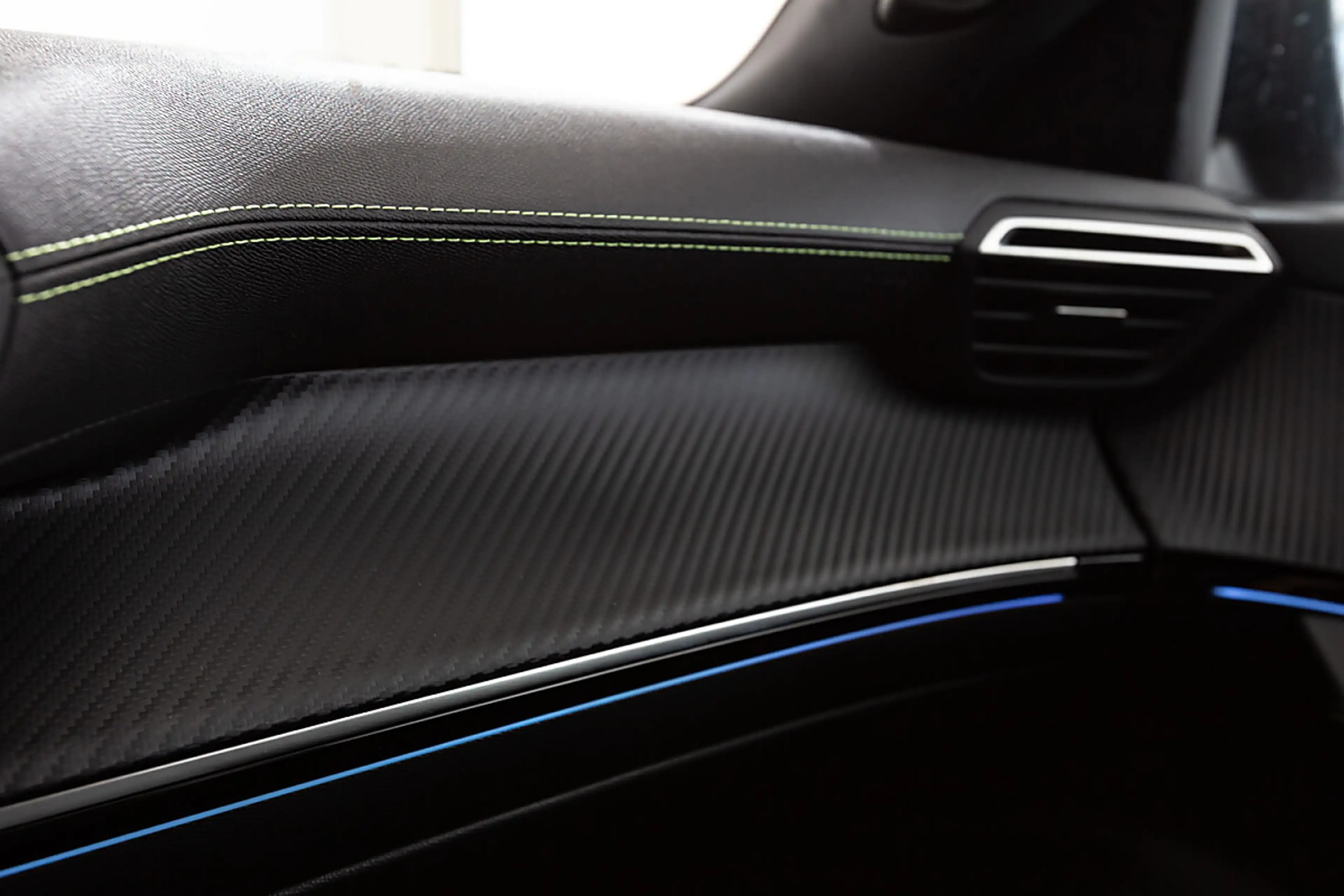 Peugeot e-2008 50kWh GT — photo 12