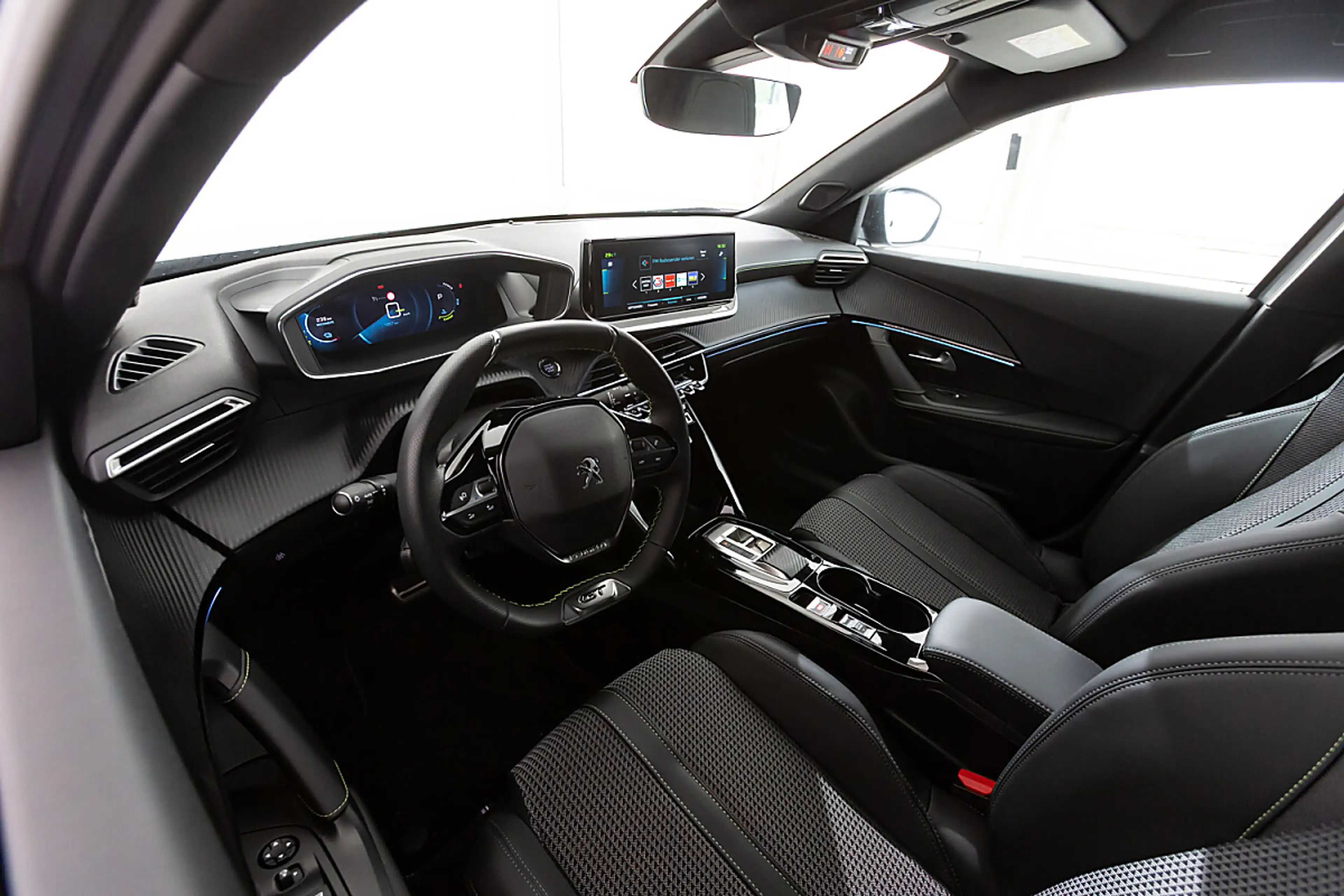 Peugeot e-2008 50kWh GT — photo 5