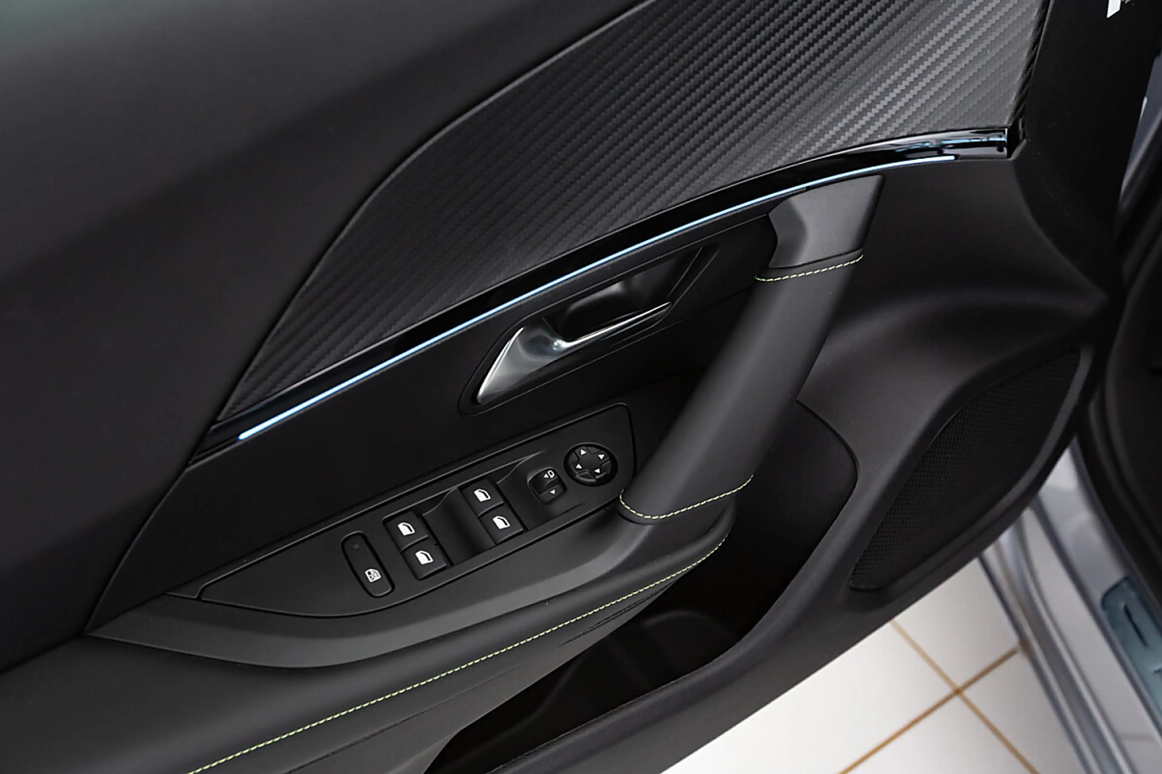 Peugeot e-2008 50kWh GT — photo 11