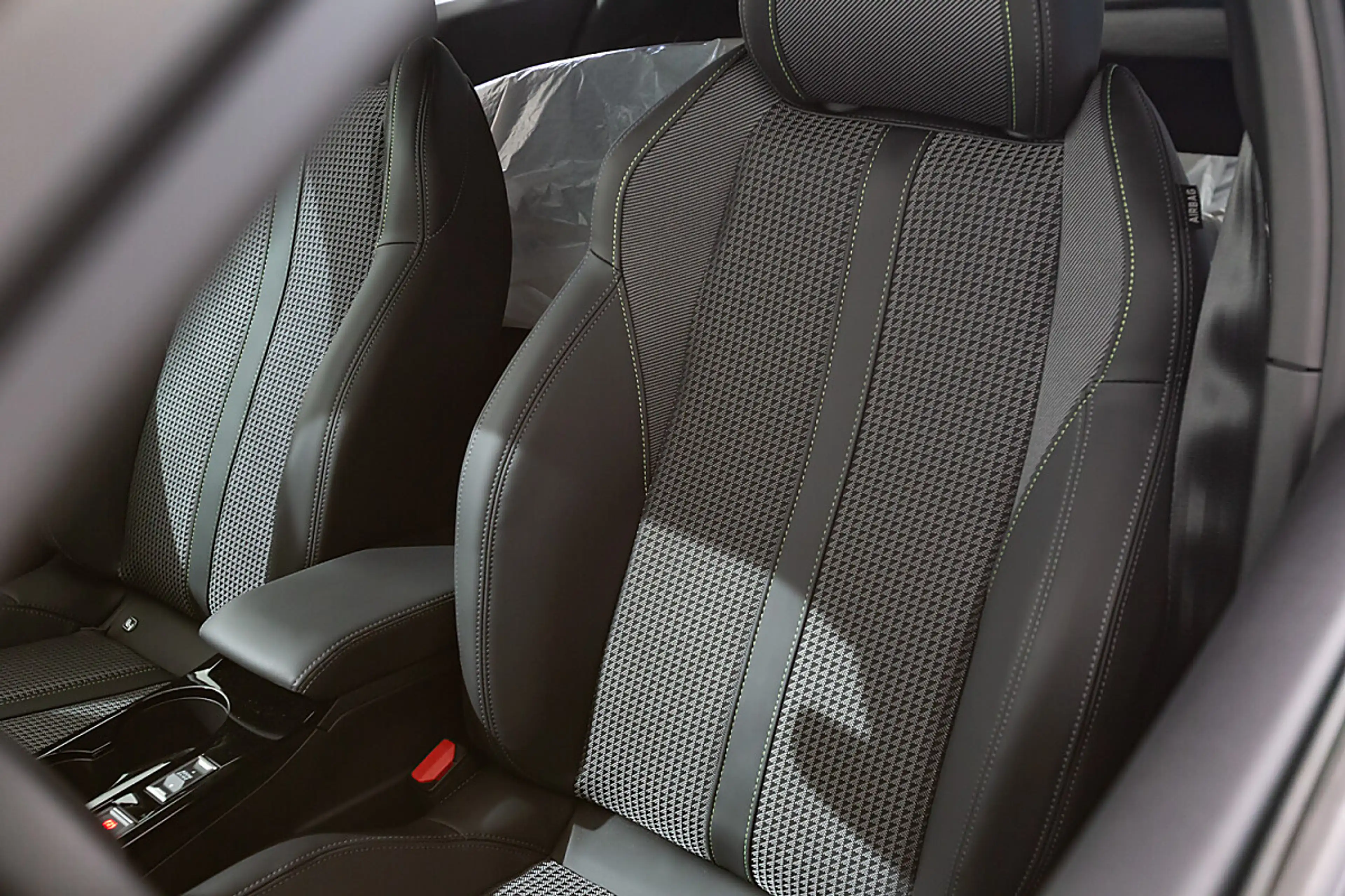 Peugeot e-2008 50kWh GT — photo 14