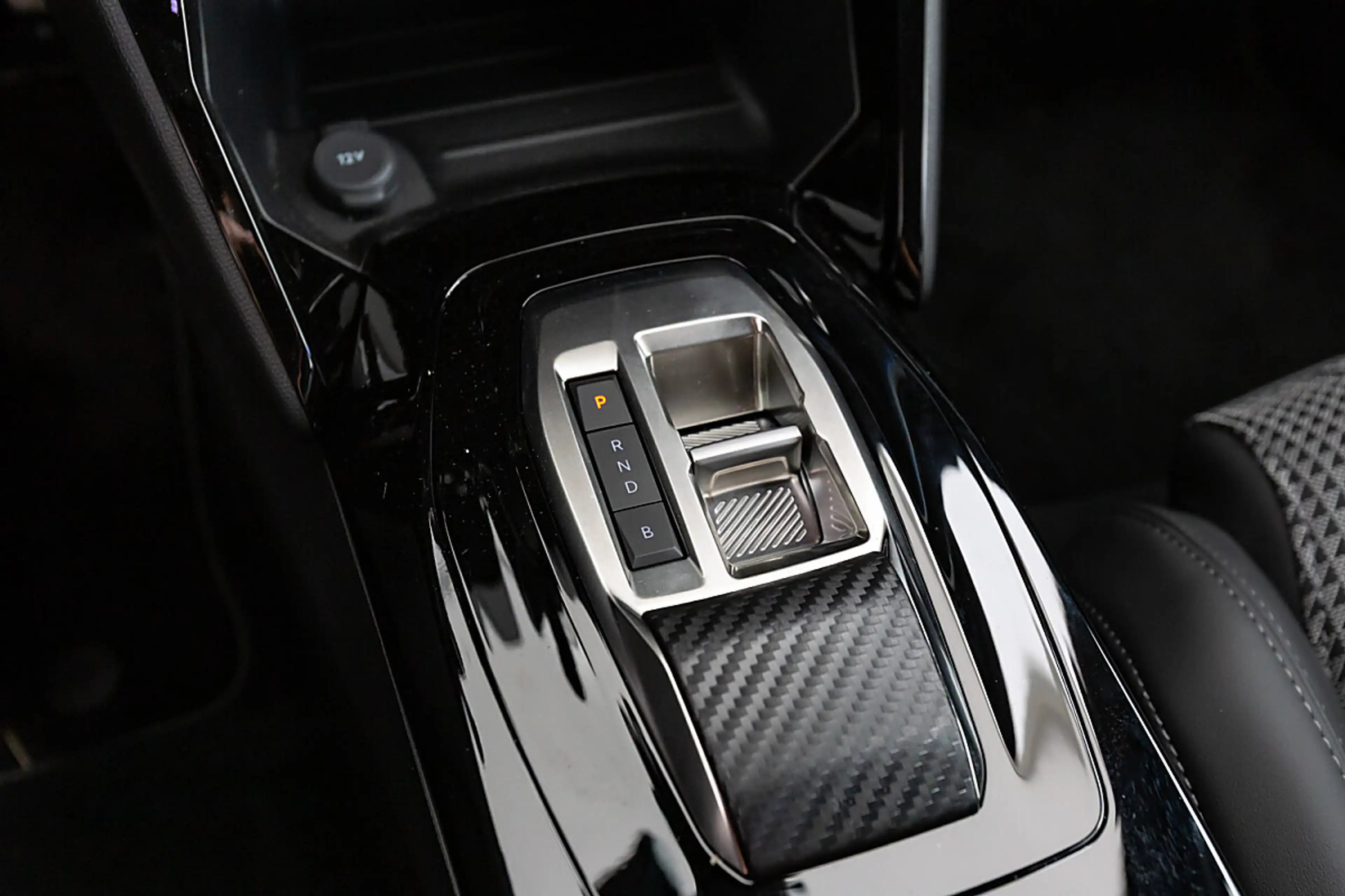 Peugeot e-2008 50kWh GT — photo 10