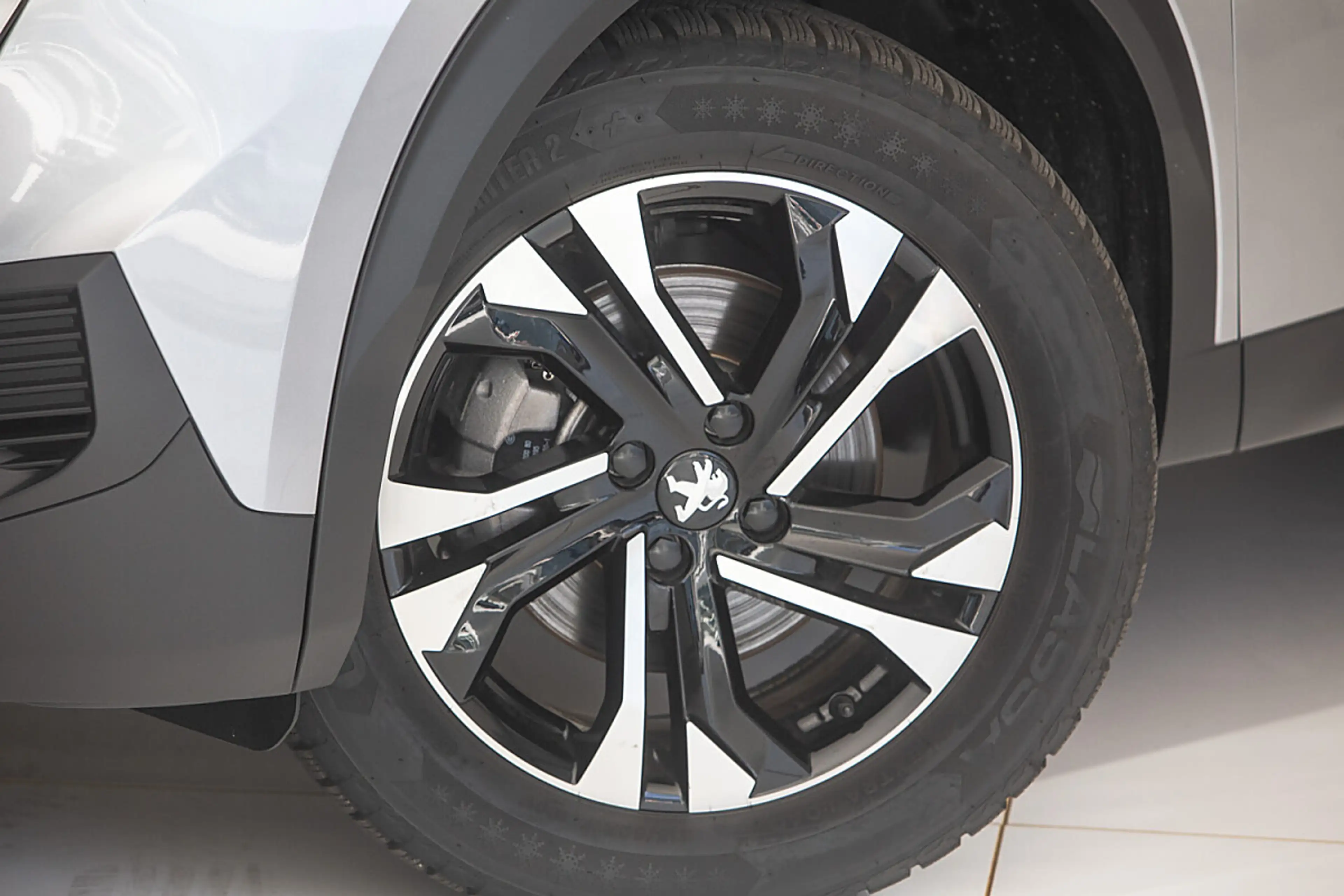 Peugeot e-2008 50kWh GT — photo 4