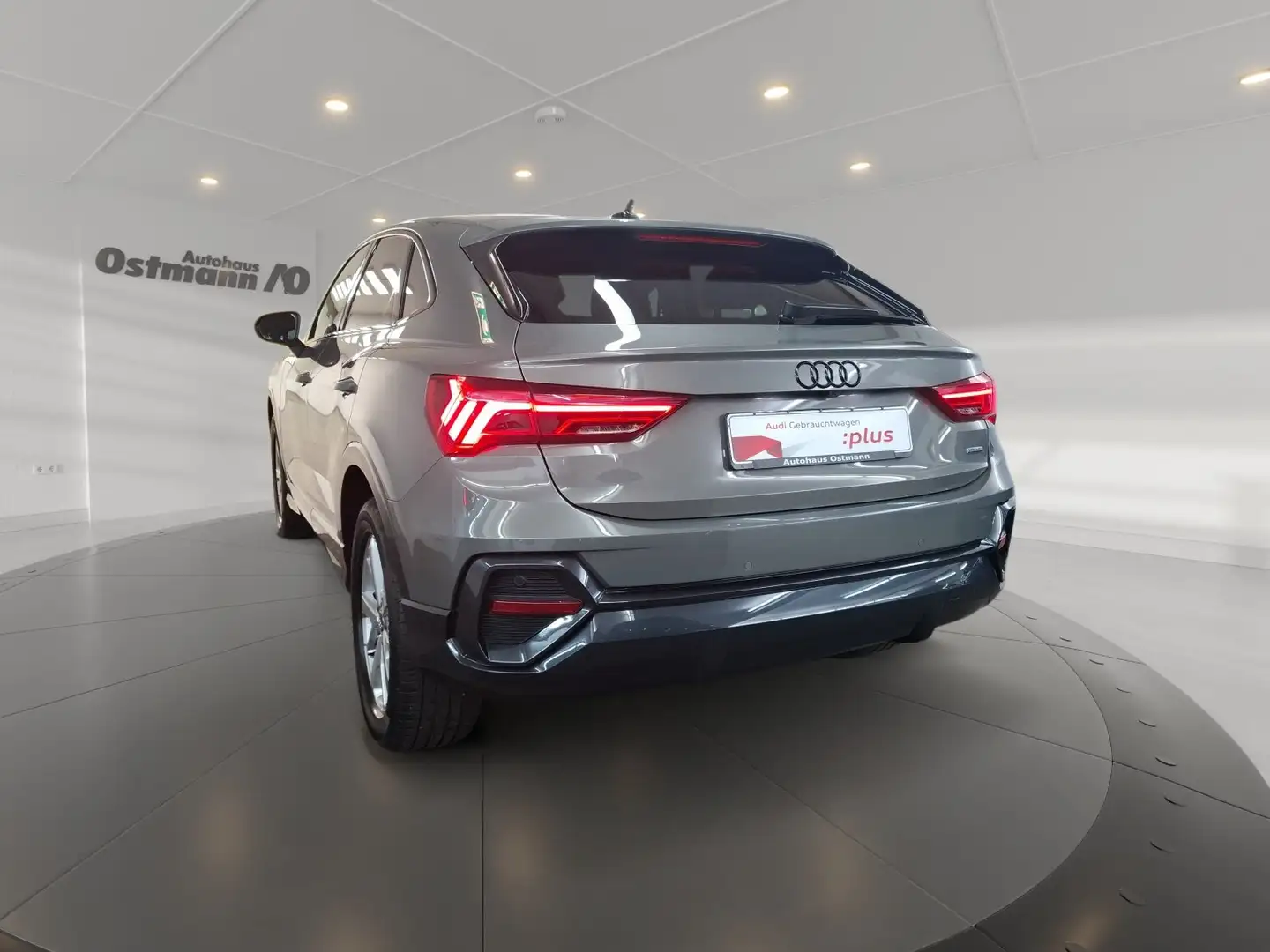 Audi Q3 Sportback 40 2.0 TFSI quattro 2xKlima 360 AUT Grau - 2