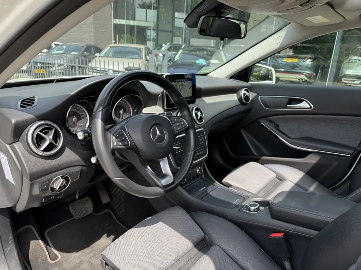 Mercedes-Benz GLA 200 Ambition 156PK Automaat | 1ste Eigenaar | Navi | P Wit - 2