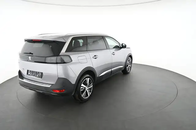 Peugeot 5008 view 2