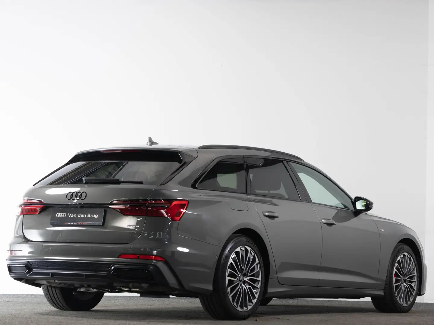 Audi A6 Avant S-Line 55 TFSI e 367 pk quattro | Matrix LED Grijs - 2