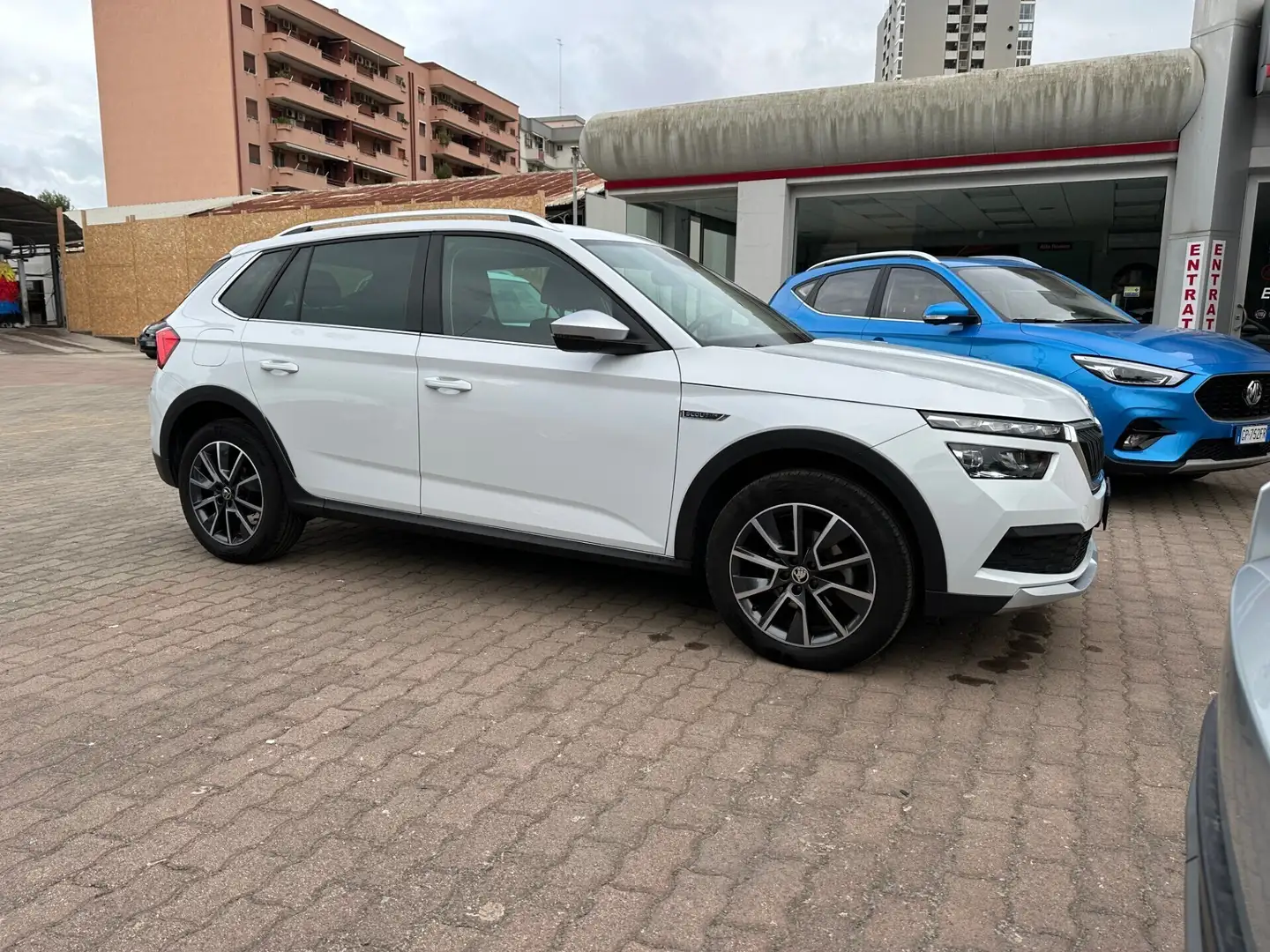 Skoda Kamiq 1.0 TSI 110 CV ScoutLine Weiß - 1