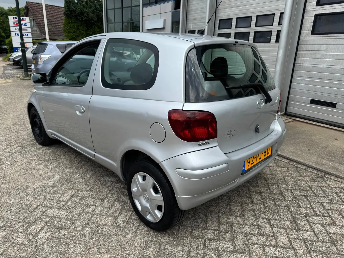 Toyota Yaris 1.0 VVT-i Sol MMT AUTOMAAT , AIRCO, NW APK Grijs - 2