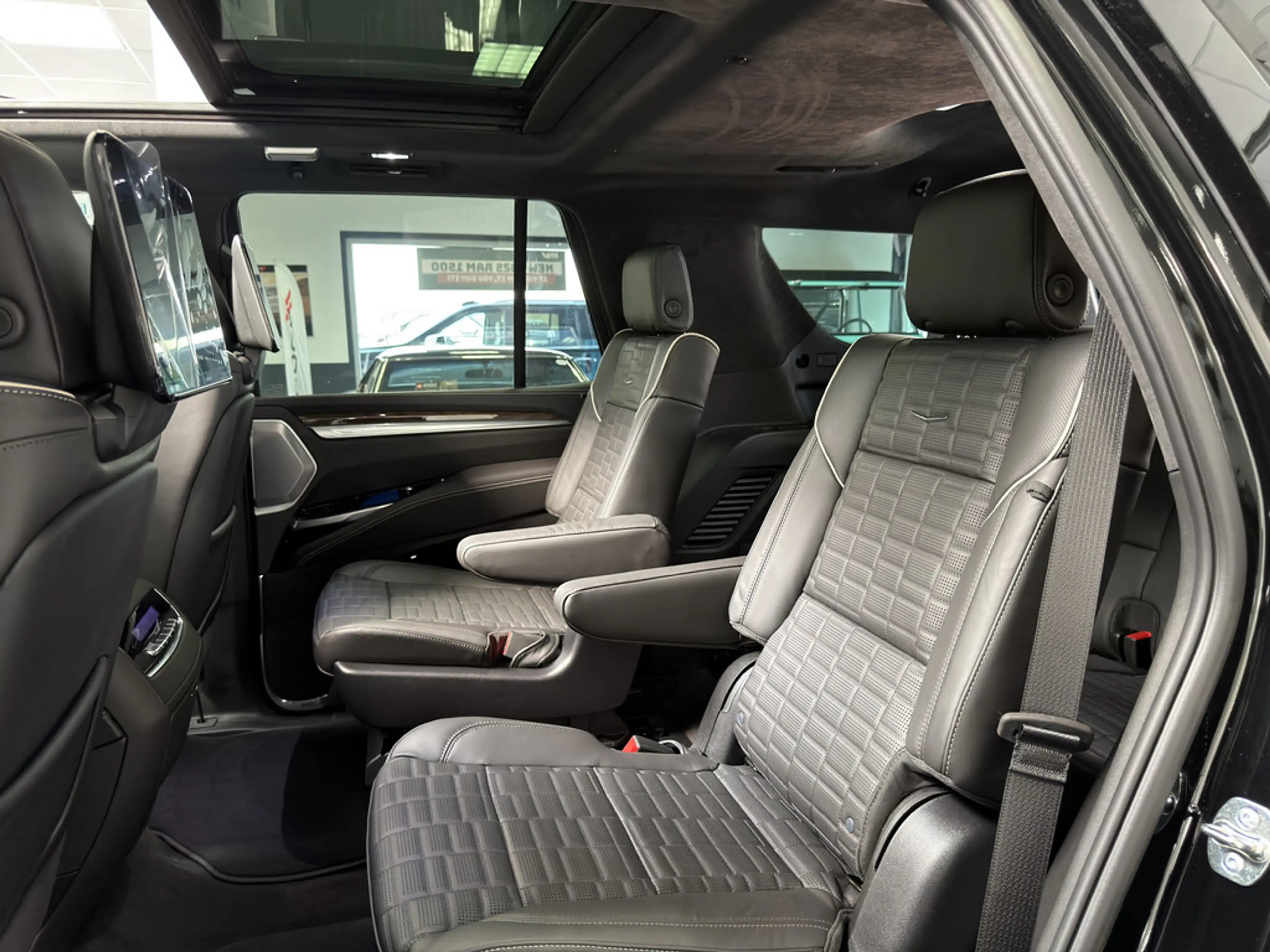 Cadillac Escalade Sport Platinum Black SUV 2026 22" AKG Voll — photo 34
