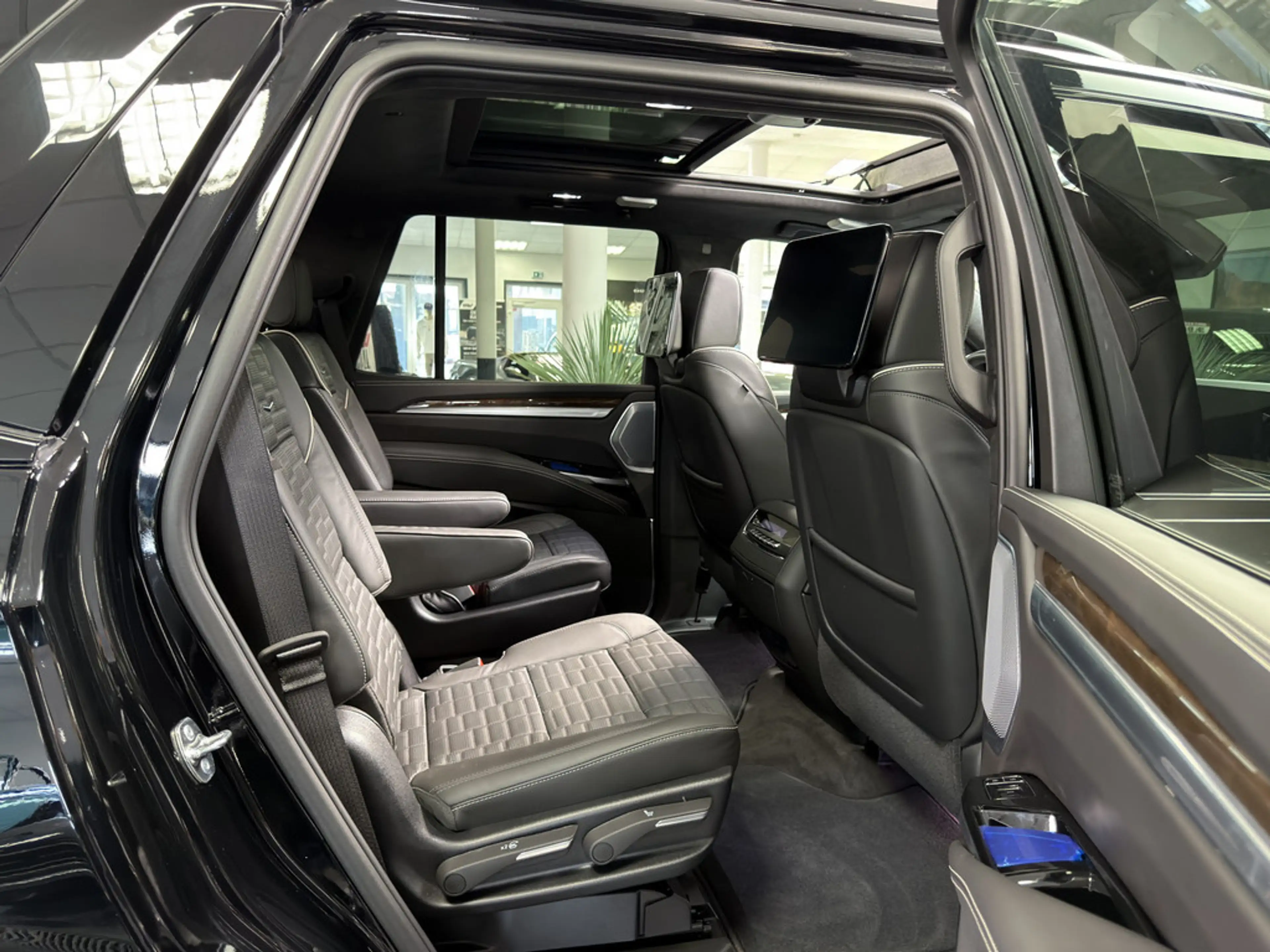 Cadillac Escalade Sport Platinum Black SUV 2026 22" AKG Voll — photo 35