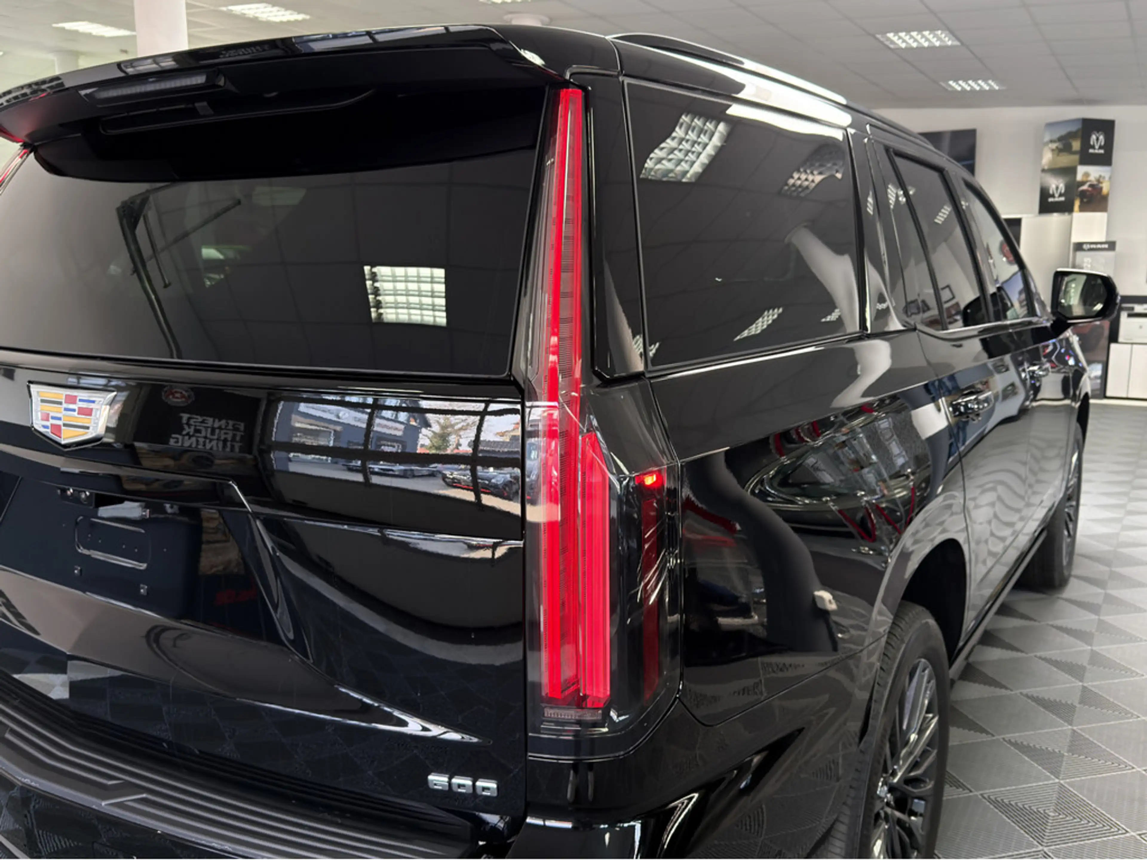 Cadillac Escalade Sport Platinum Black SUV 2026 22" AKG Voll — photo 10
