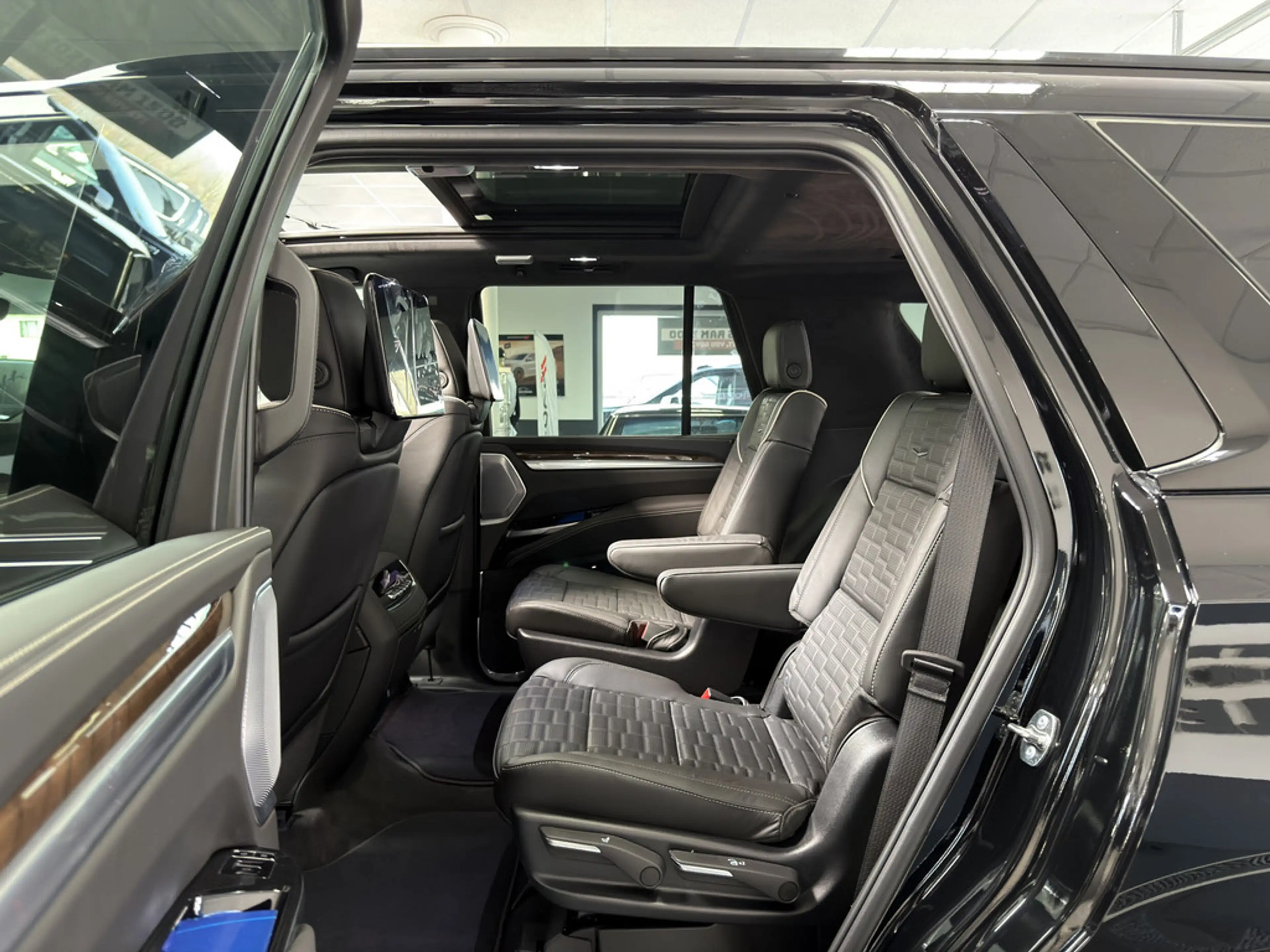 Cadillac Escalade Sport Platinum Black SUV 2026 22" AKG Voll — photo 32
