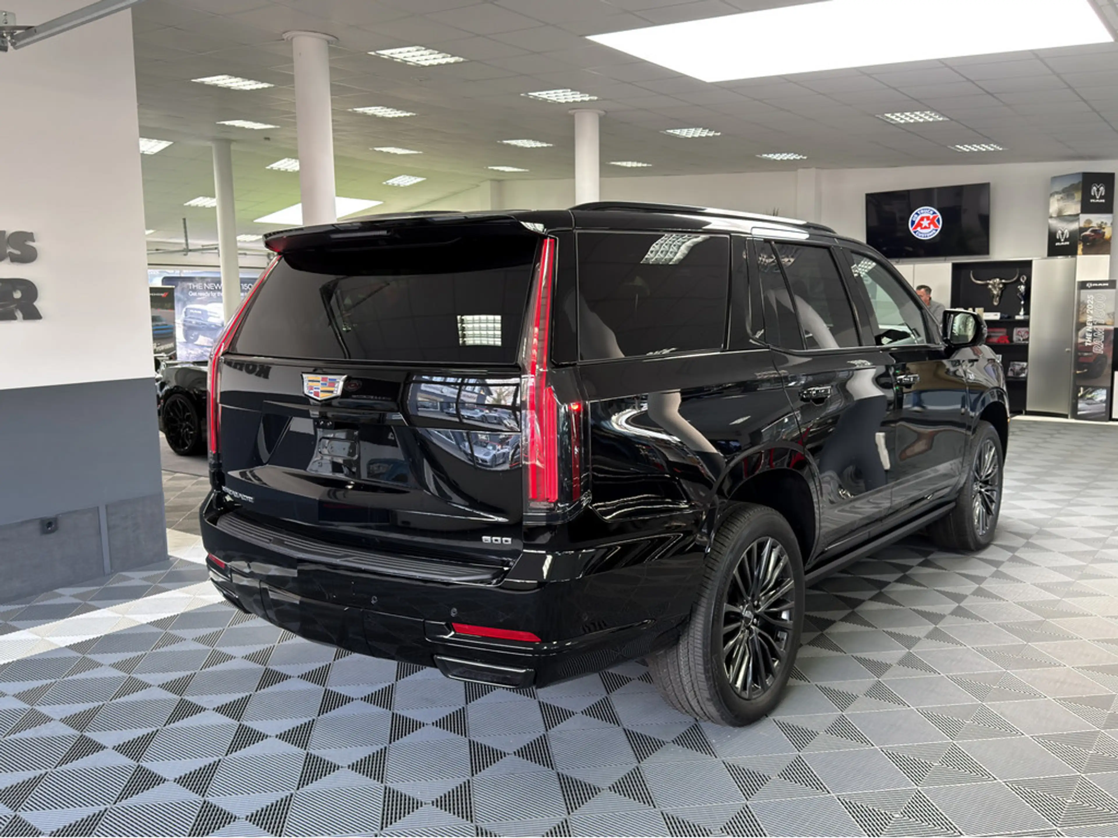Cadillac Escalade Sport Platinum Black SUV 2026 22" AKG Voll — photo 8