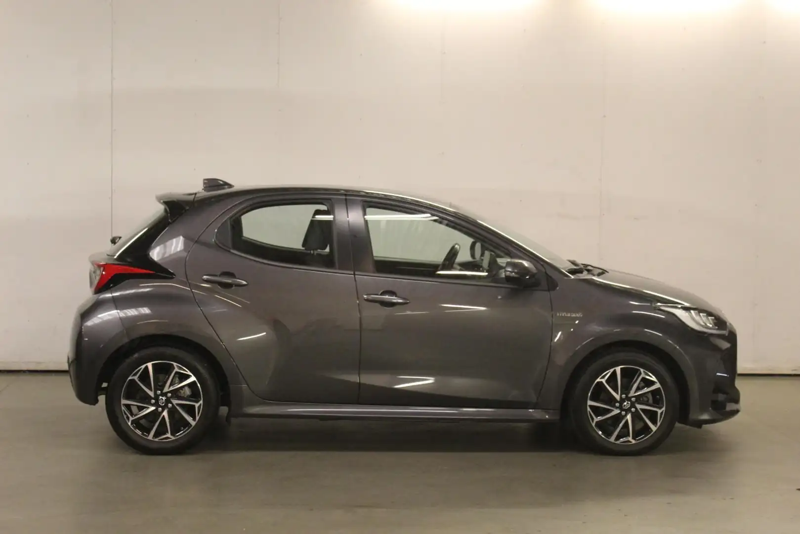 Toyota Yaris 1.5 Hybrid Dynamic Edtion - 2