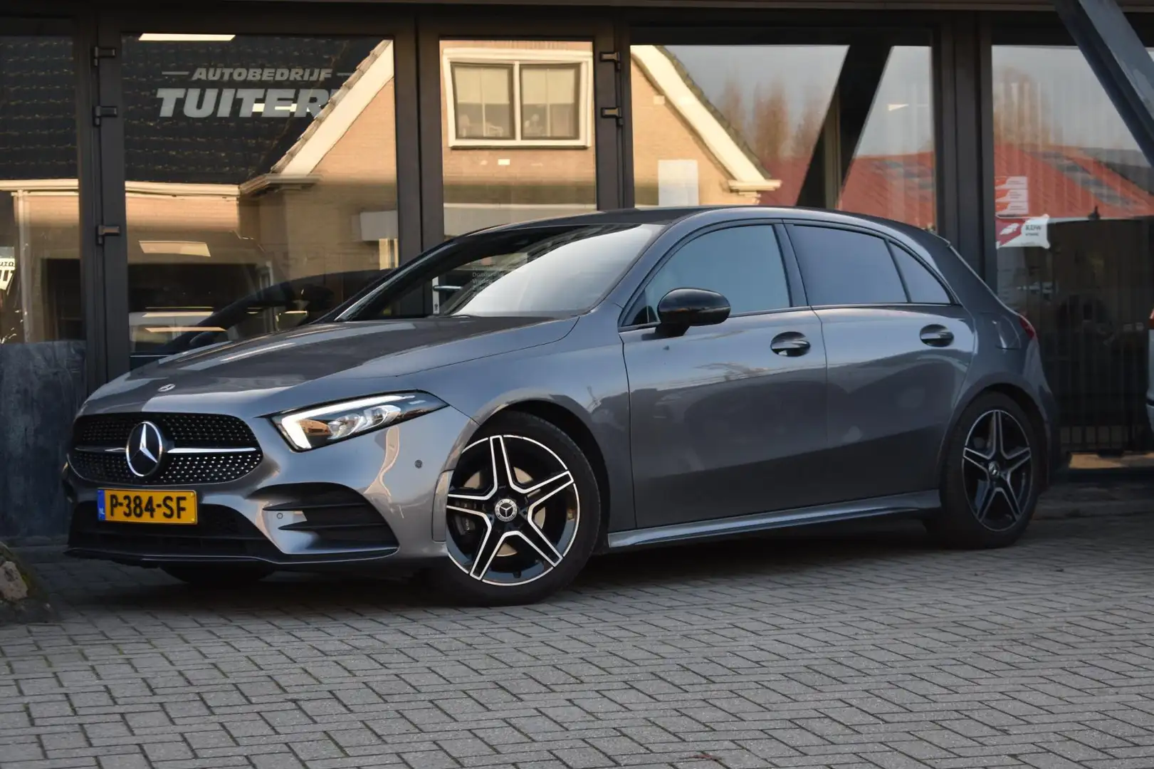 Mercedes-Benz A 180 AMG NIGHT | SFEERVERLICHTING | APPLE CARPLAY | CAM Grijs - 1