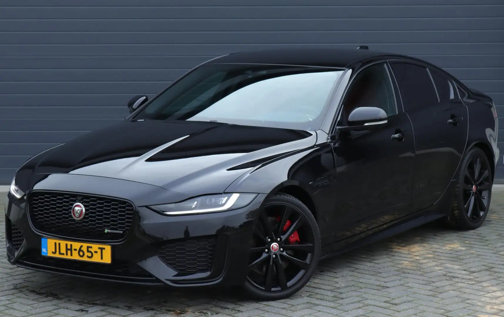 Jaguar XE 2.0 P250 HSE / Digitaal display / Carplay / Camera Zwart - 2