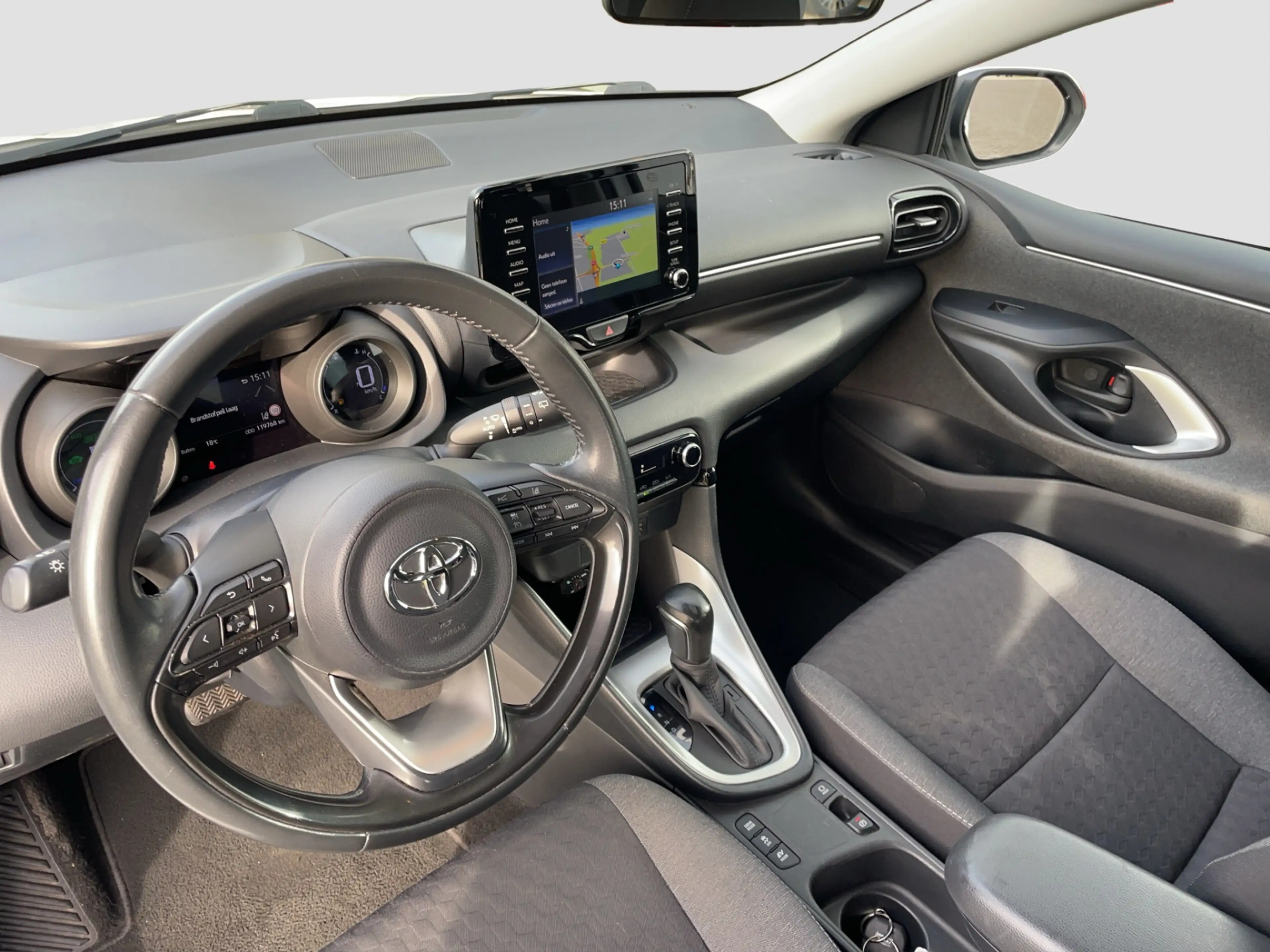 Toyota Yaris 1.5 Hybrid First Edition Keyless start | LMV | Nav — photo 15