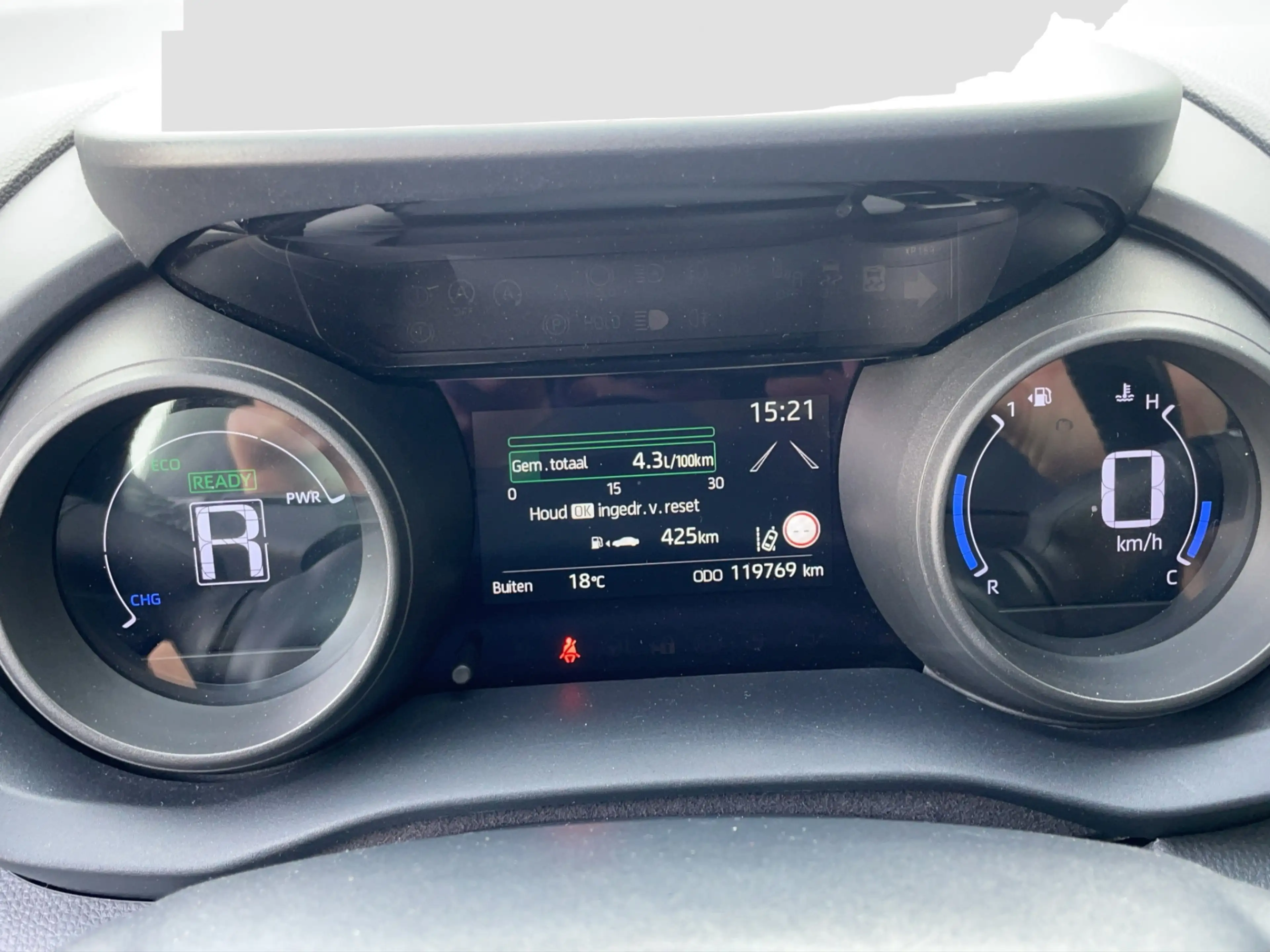 Toyota Yaris 1.5 Hybrid First Edition Keyless start | LMV | Nav — photo 3