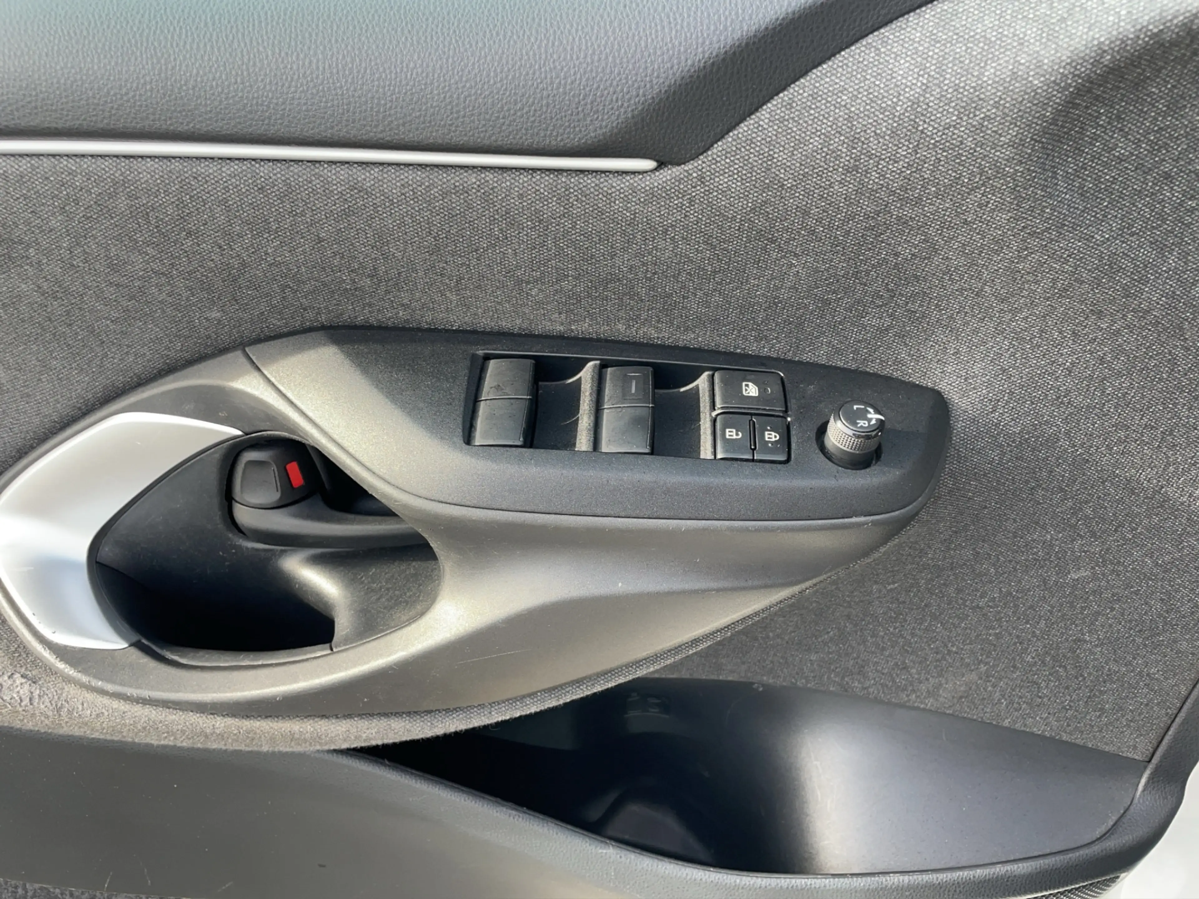 Toyota Yaris 1.5 Hybrid First Edition Keyless start | LMV | Nav — photo 13