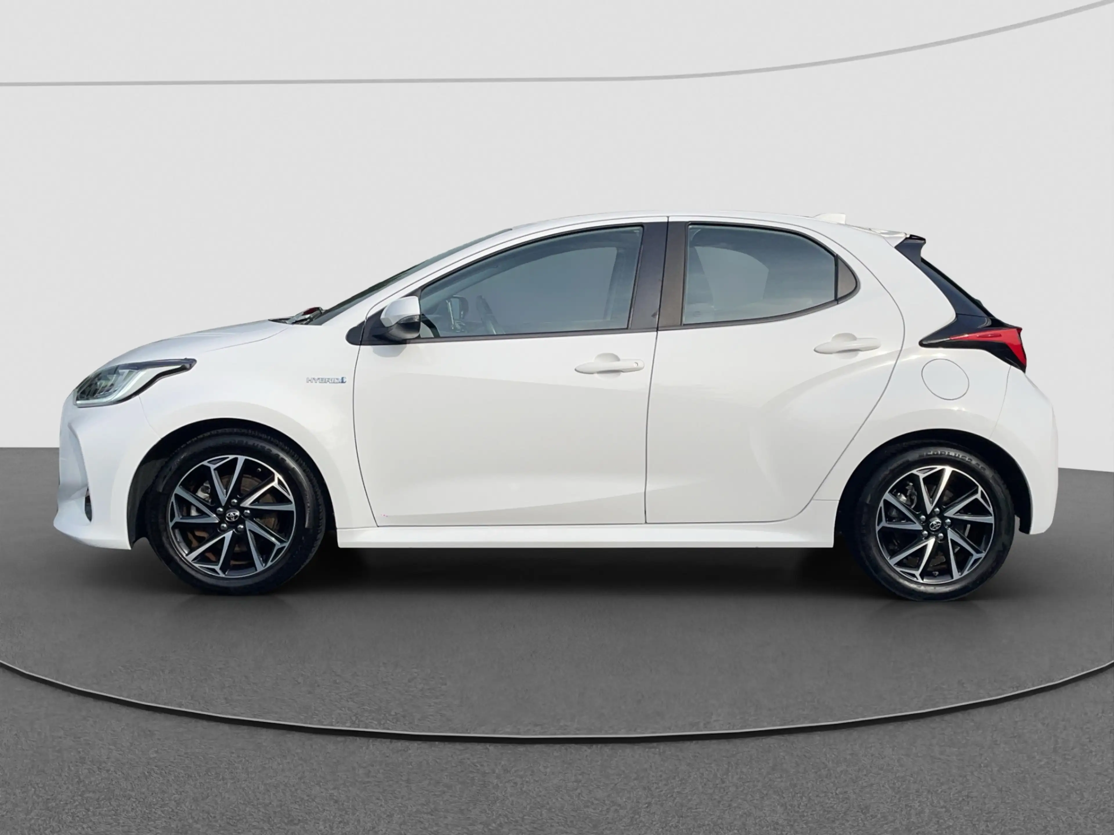 Toyota Yaris 1.5 Hybrid First Edition Keyless start | LMV | Nav — photo 11