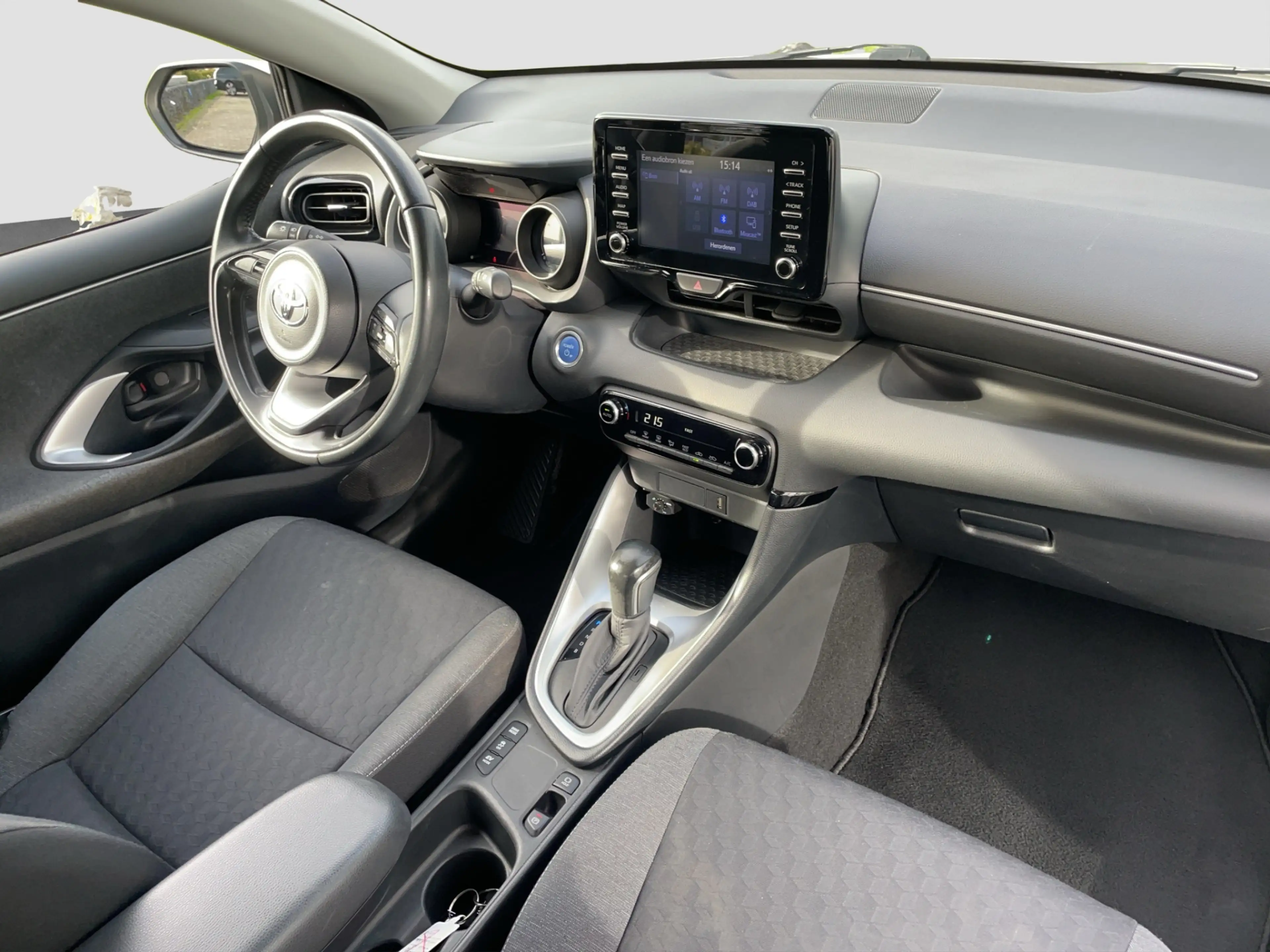 Toyota Yaris 1.5 Hybrid First Edition Keyless start | LMV | Nav — photo 2