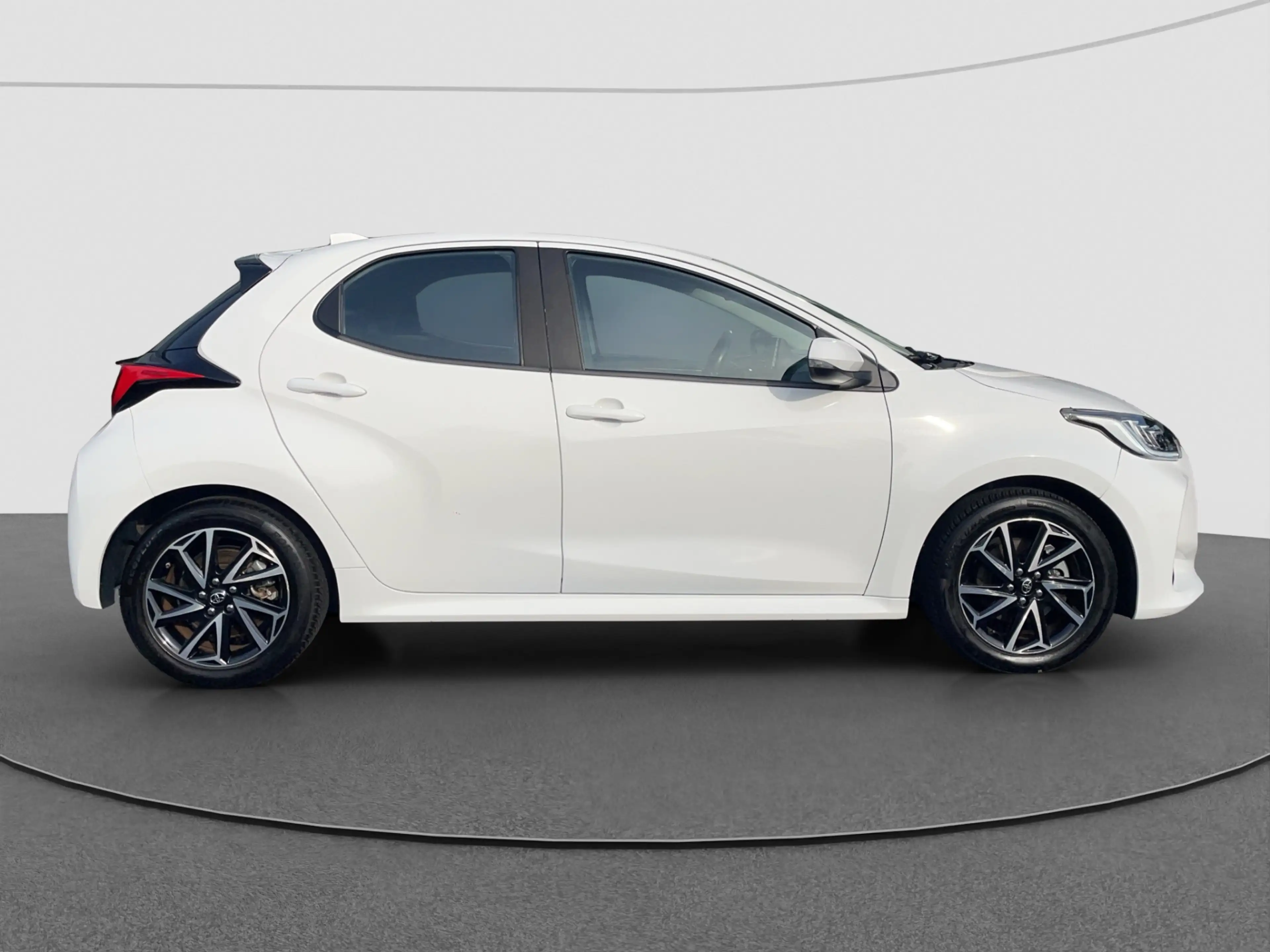 Toyota Yaris 1.5 Hybrid First Edition Keyless start | LMV | Nav — photo 8