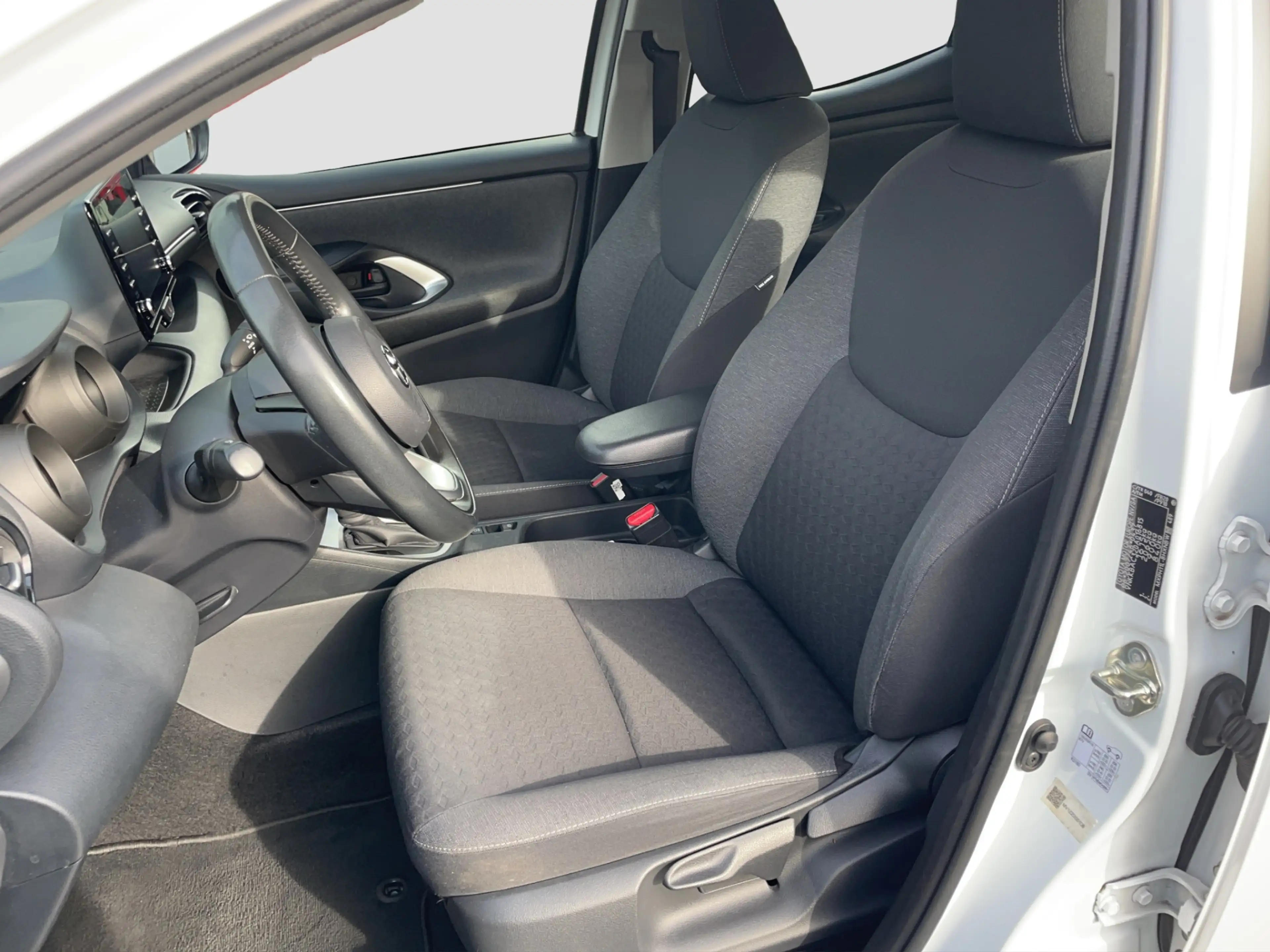 Toyota Yaris 1.5 Hybrid First Edition Keyless start | LMV | Nav — photo 14