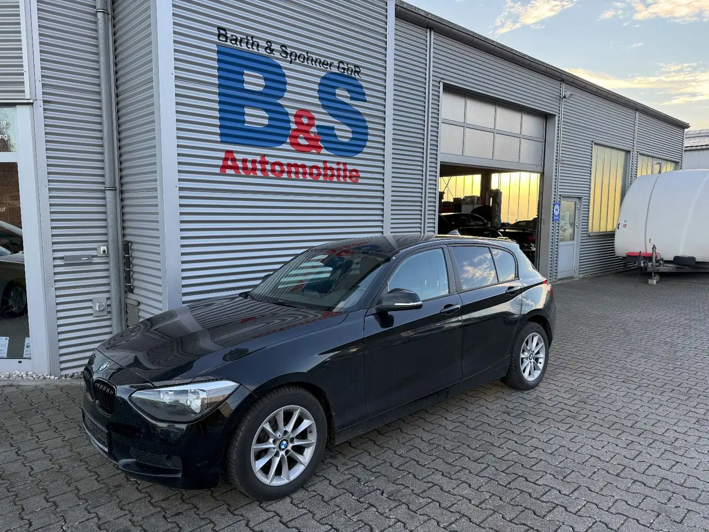 BMW 114 1 Limousine 5-trg. 114 i MKL BRENNT Schwarz - 1