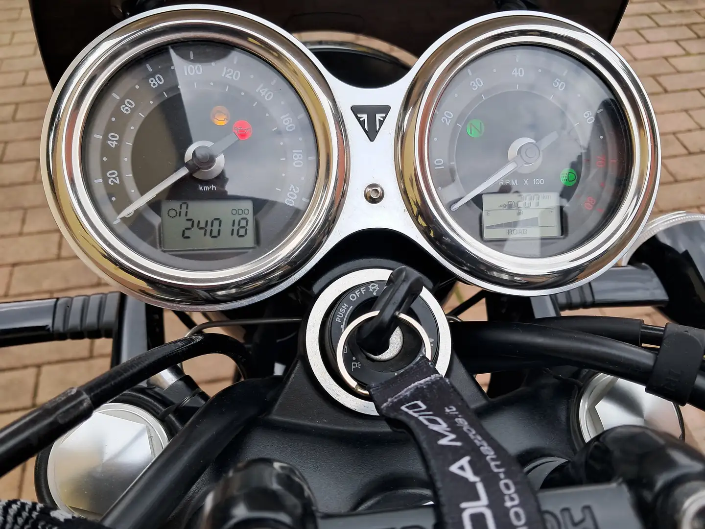 Triumph Bonneville T120 Negru - 1