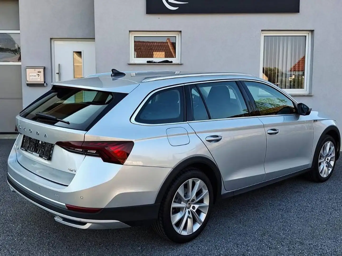 Skoda Octavia Octavia Combi Scout 2,0 TDI 4x4 DSG Scout Silber - 2