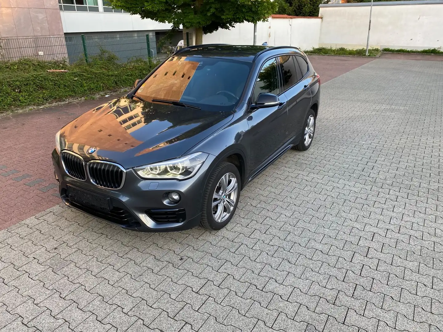 BMW X1 xDrive18d/Navi/Kamera/ParkPilot Gris - 1