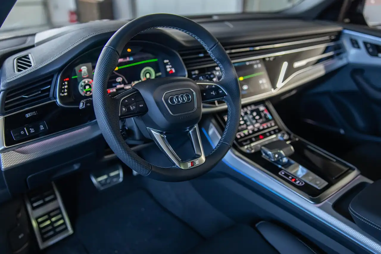 Audi Q8 50 TDI quattro S-line AHK PANO STHZ POWER S 14