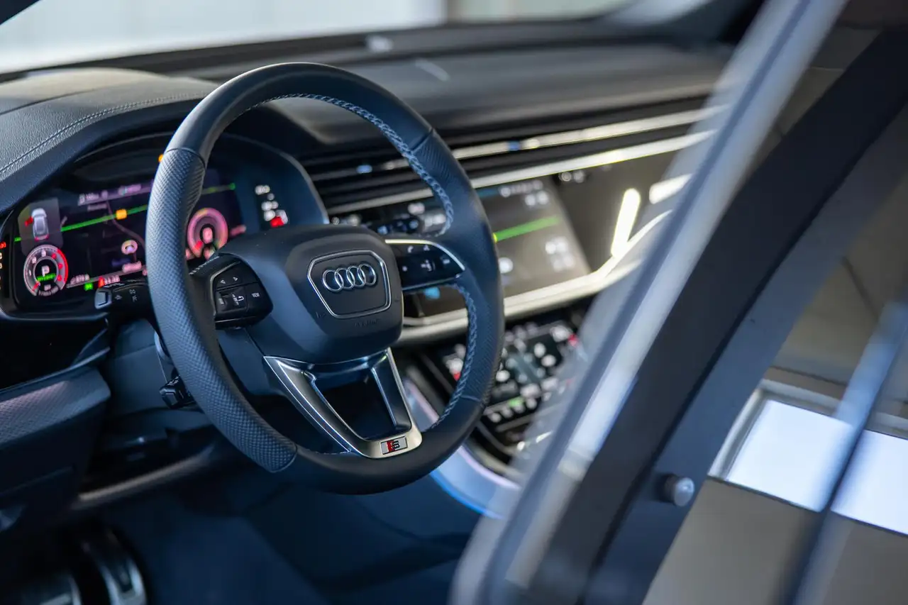 Audi Q8 50 TDI quattro S-line AHK PANO STHZ POWER S 13