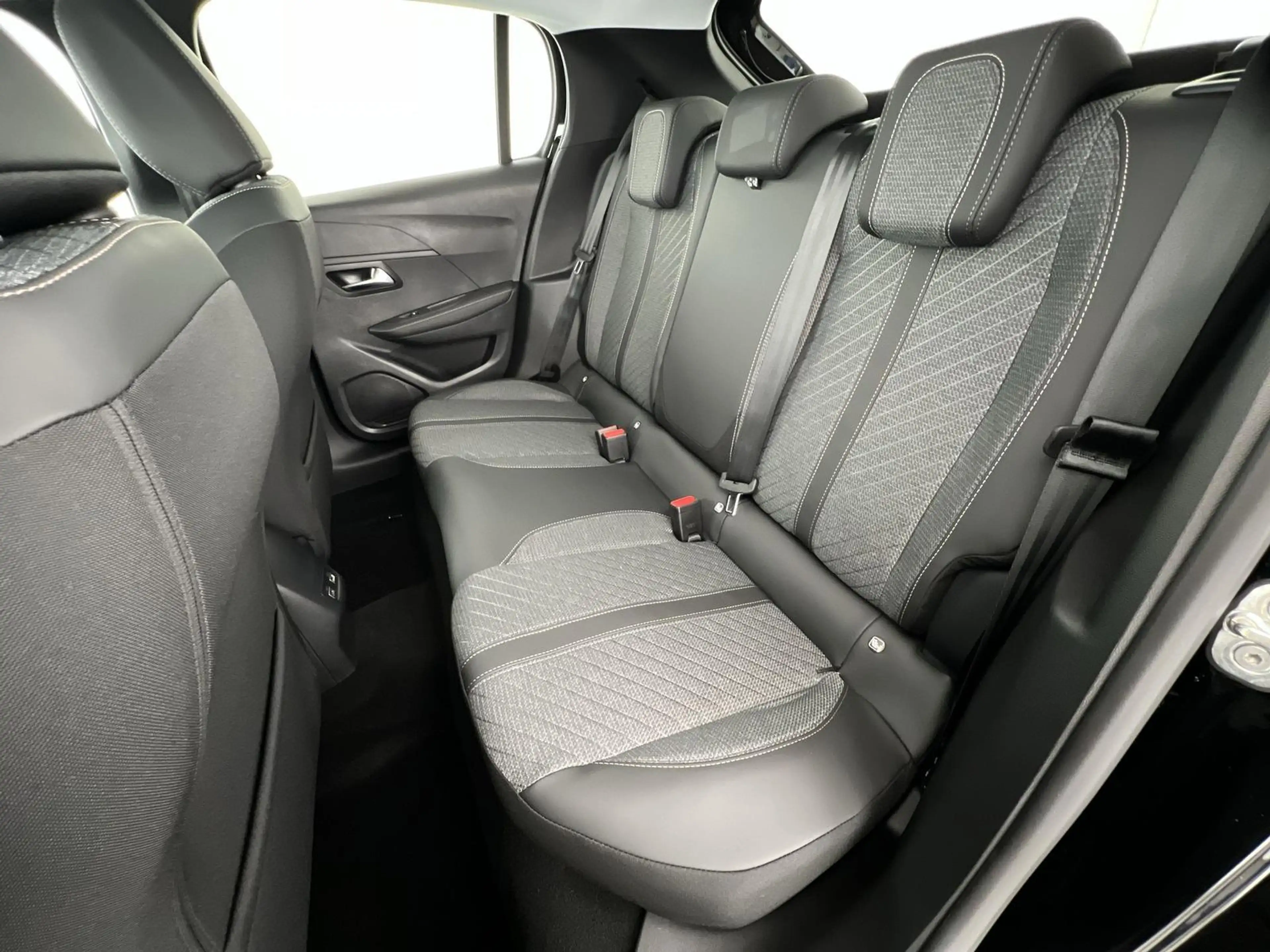 Peugeot 208 e-Allure*NAVI*SHZ*RFK*uvm — photo 9