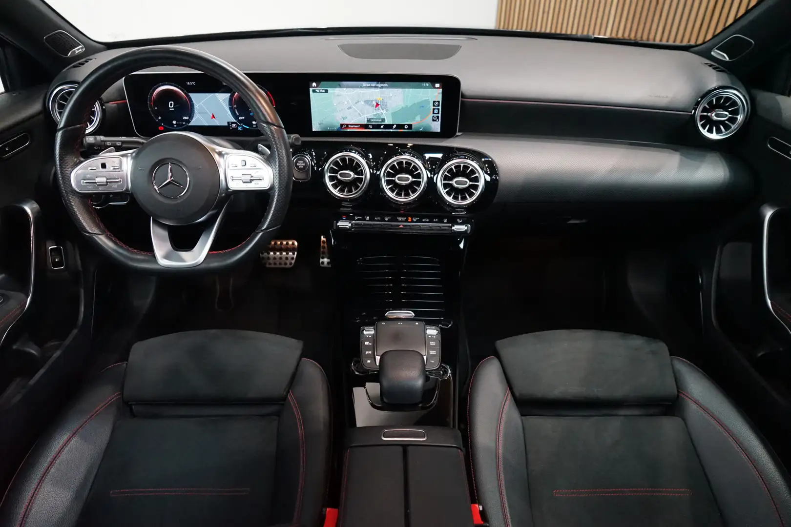 Mercedes-Benz A 250 e AMG ✅ Adap. Cruise ✅ Burmester ✅ Pano ✅ Night ✅ Noir - 2