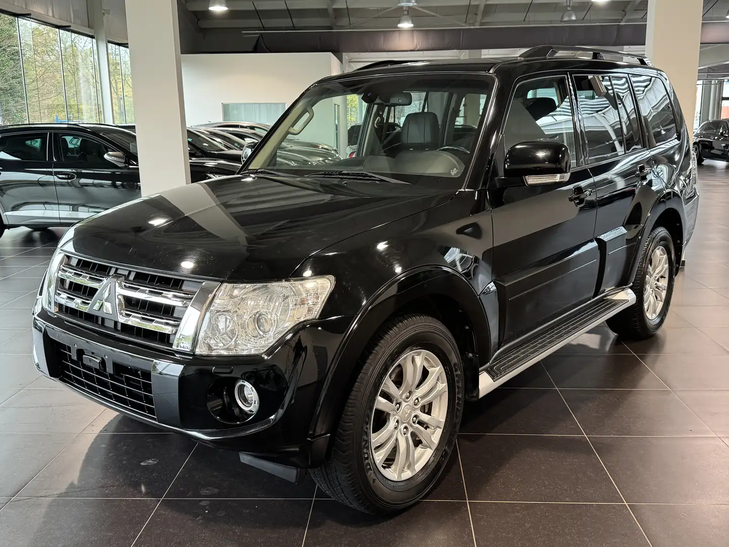 Mitsubishi Pajero 3.2 DI-D Only 81000 km! Schwarz - 1