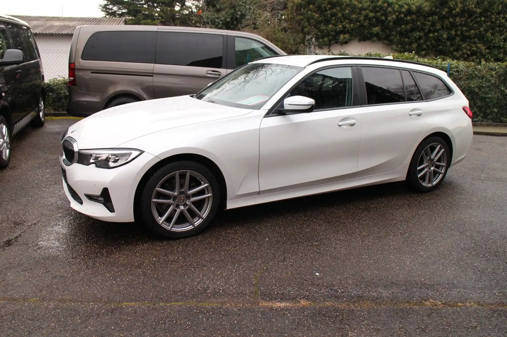 BMW 318 i/A Tour G21/Lifecockp/LED/Navi/KeylessCo/Alu Weiß - 2