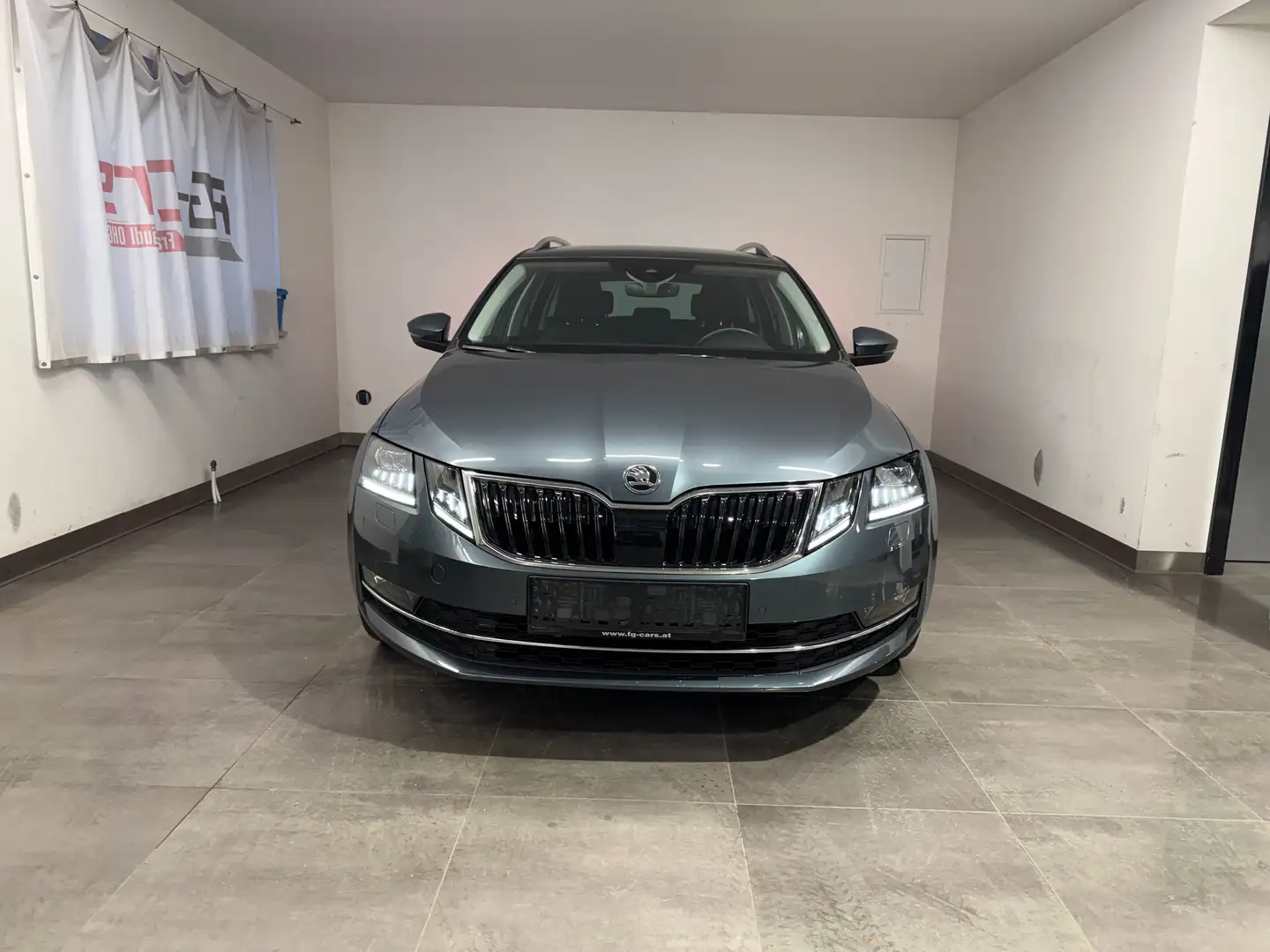 Skoda Octavia 1,4 TSI Style DSG AHK NAVI KESSY STANDHEIZUNG LED Grau - 1
