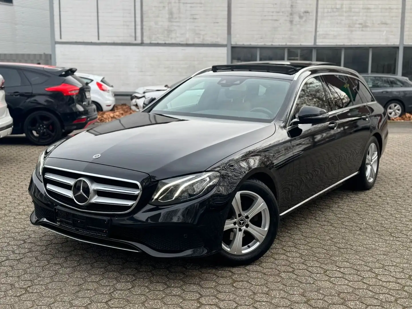Mercedes-Benz E 220 d T 9G Avantgarde/ Pano/R-CAM/LED/ Schwarz - 1