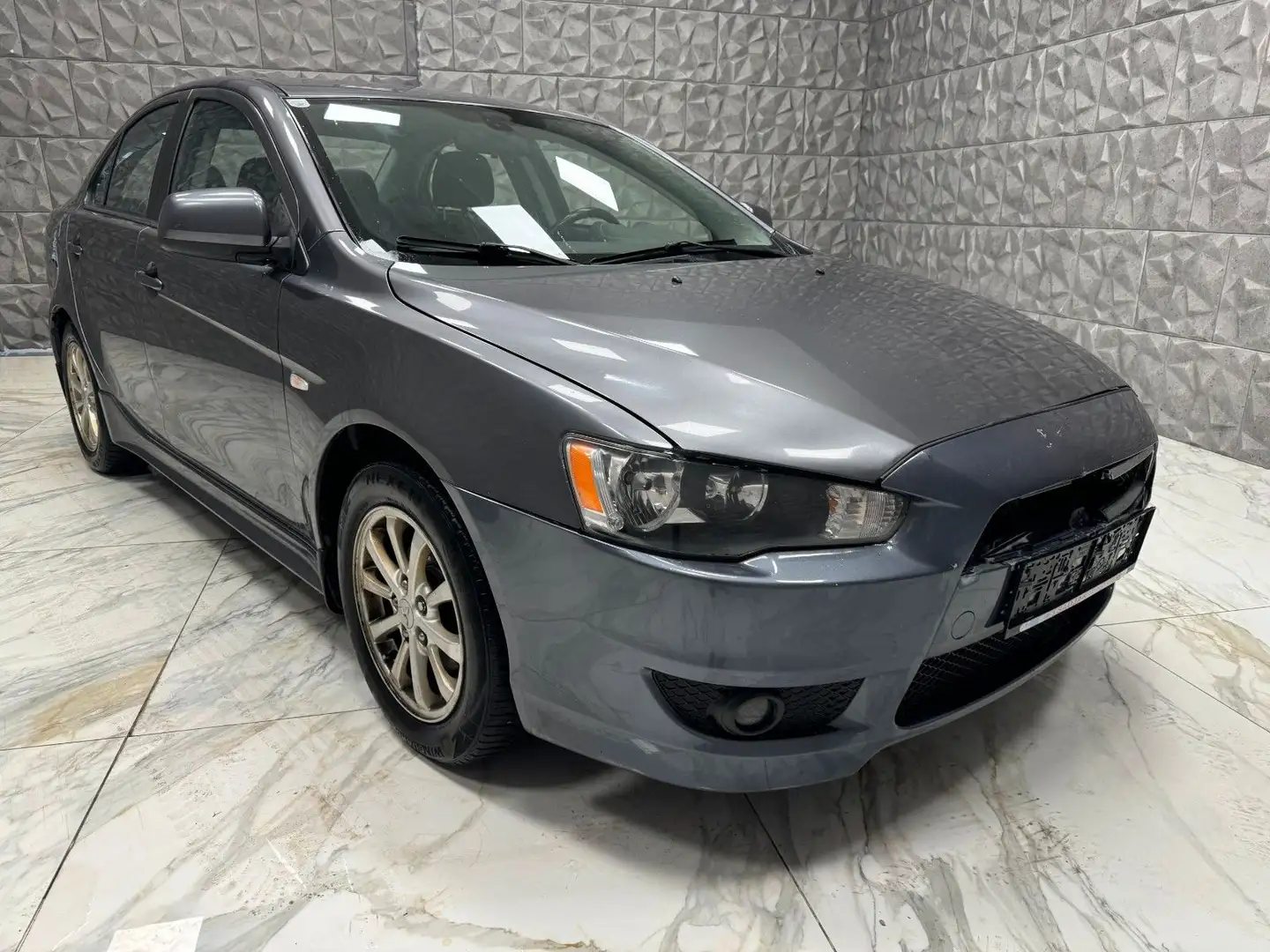 Mitsubishi Lancer Lim. Invite Grau - 1