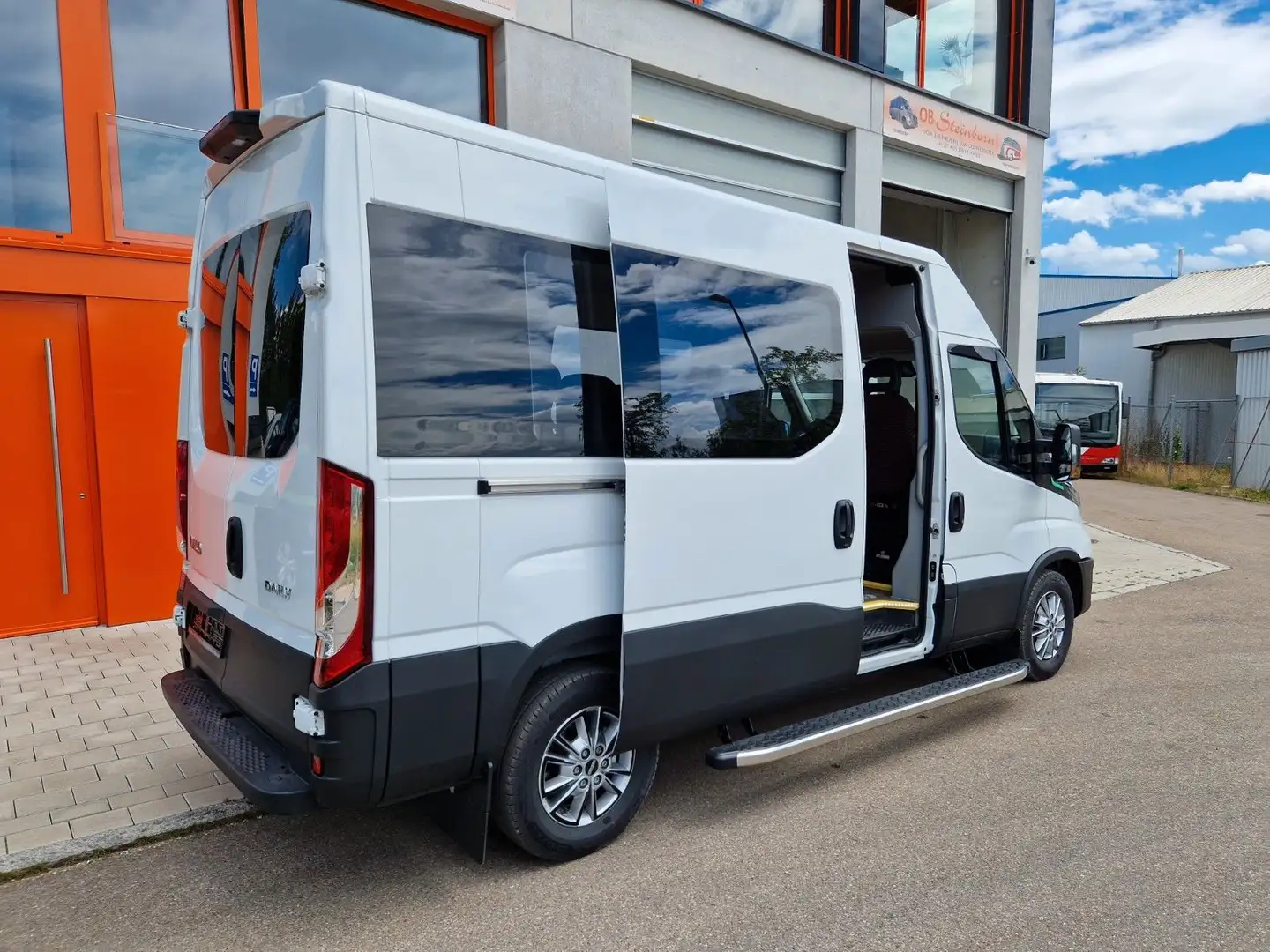 Iveco Daily 9 Sitzer Reisebus CNG sofort lieferbar Weiß - 1