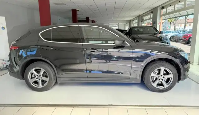 Alfa Romeo Stelvio view 4