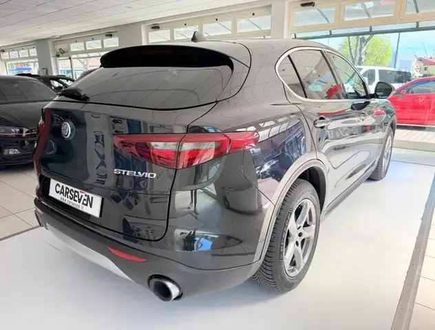 Alfa Romeo Stelvio view 5