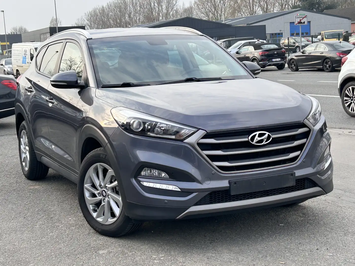 Hyundai TUCSON 1.7CRDI BD Klass Nav 4x2 Gris - 2