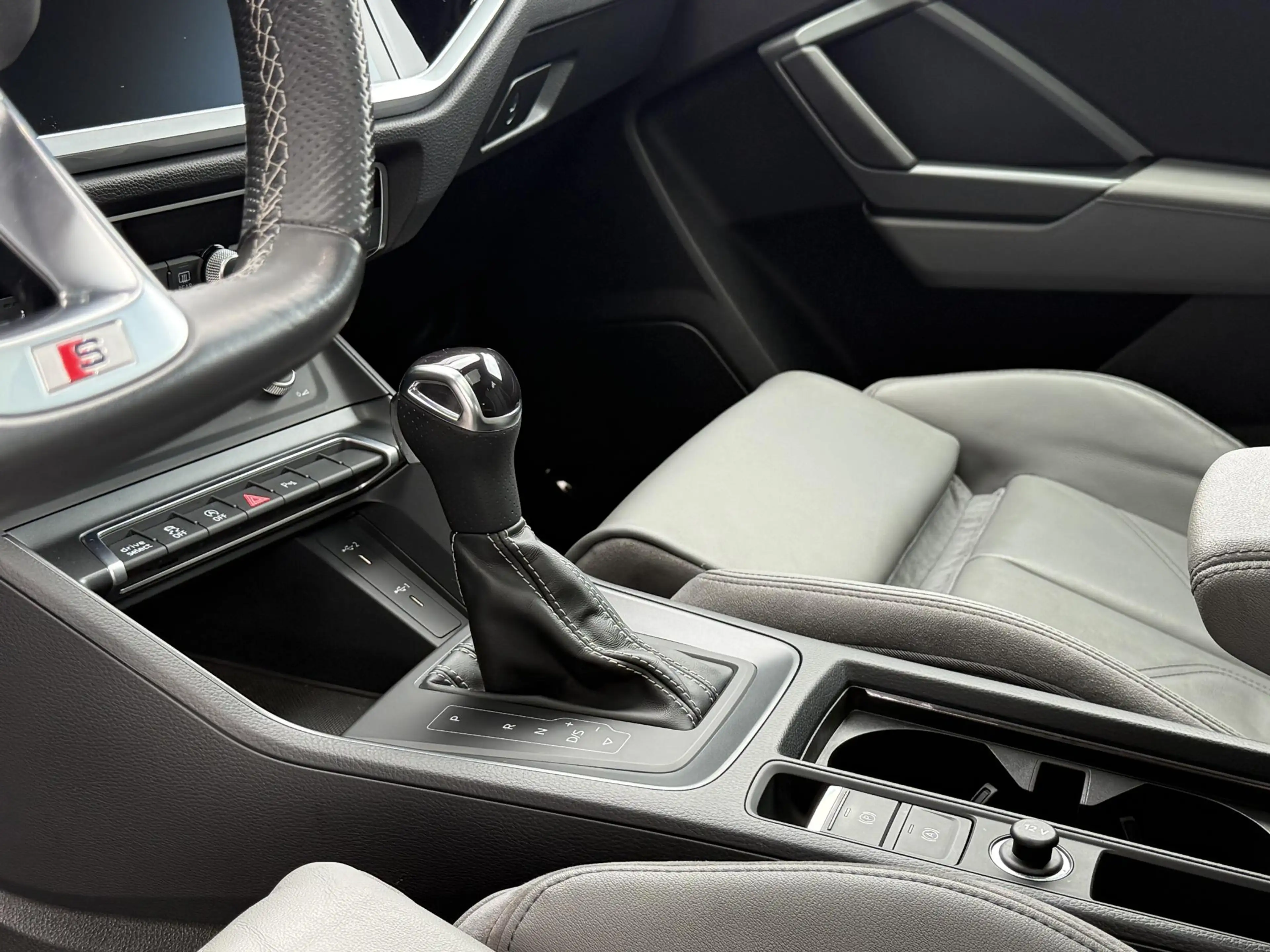 Audi Q3 Sportback 35 TFSI S Edition Competition Pano 19 In — photo 17