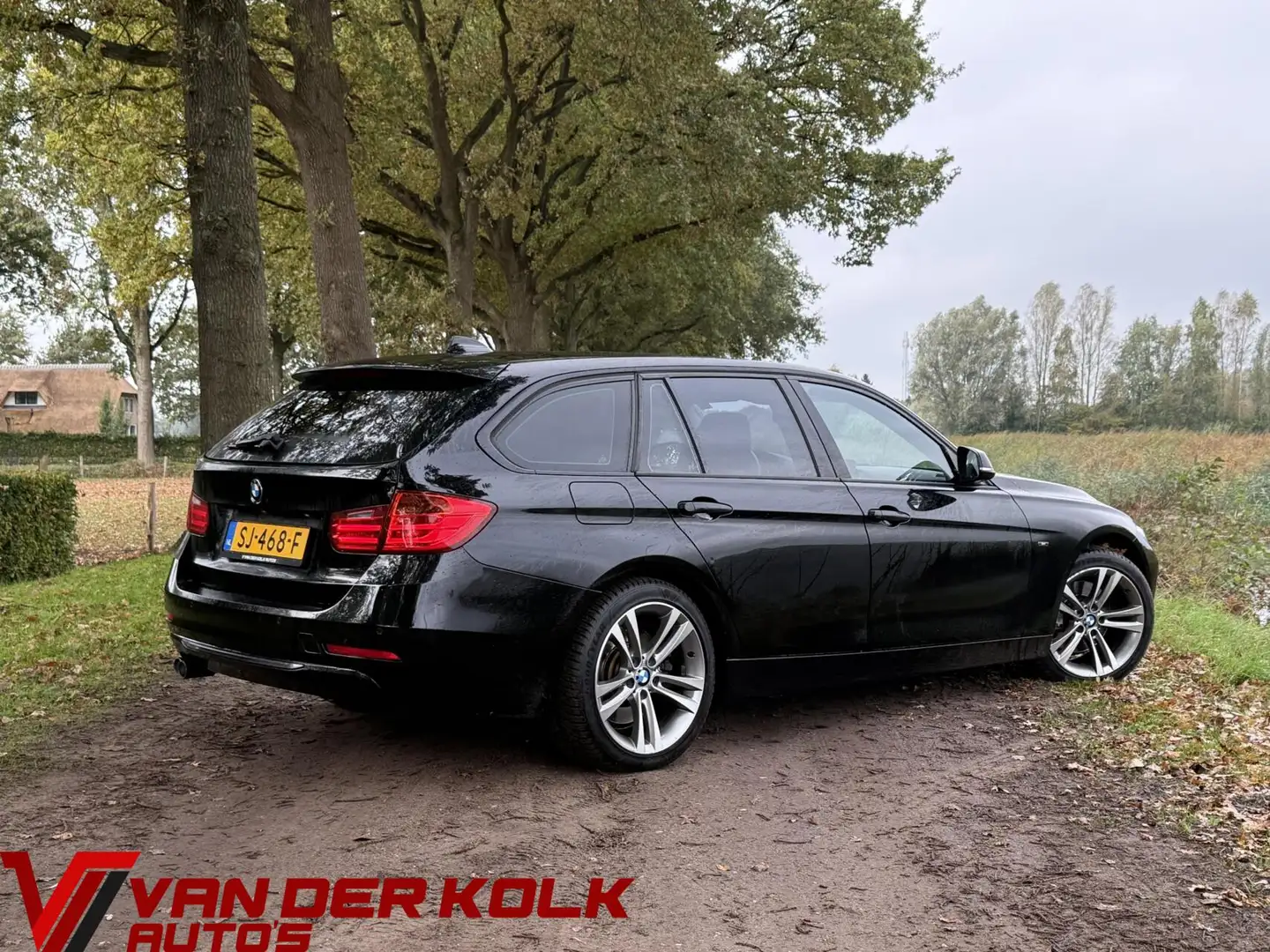 BMW 330 3-serie Touring 330d xDrive High Executive Automaa Zwart - 2