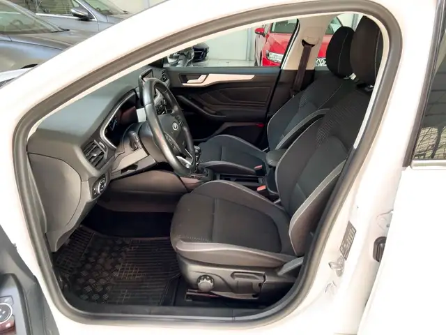 Ford Focus view 8
