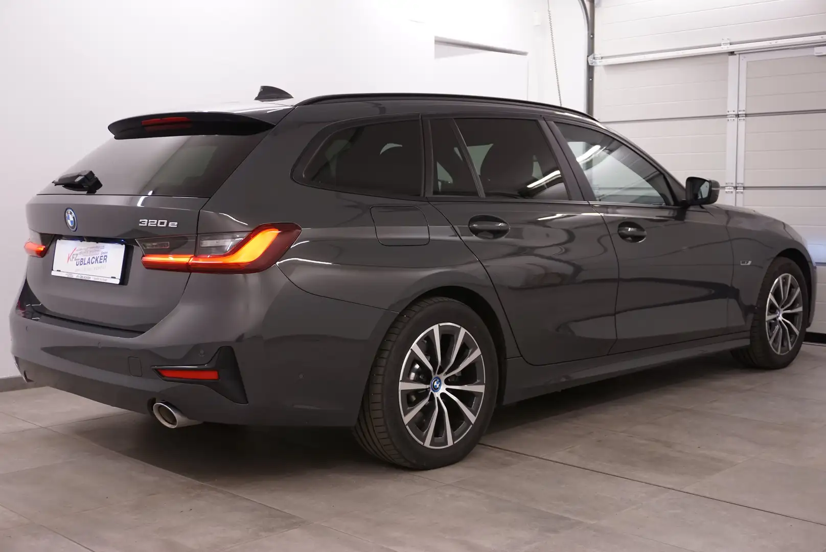 BMW 320 e Sport // Anhängervorichtung // Abstandstemp. Grau - 2